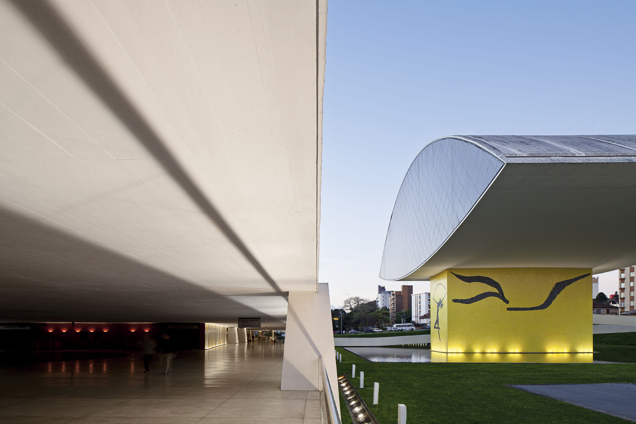 Qual o horário de funcionamento do Museu Oscar Niemeyer nos feriados de setembro em Curitiba?