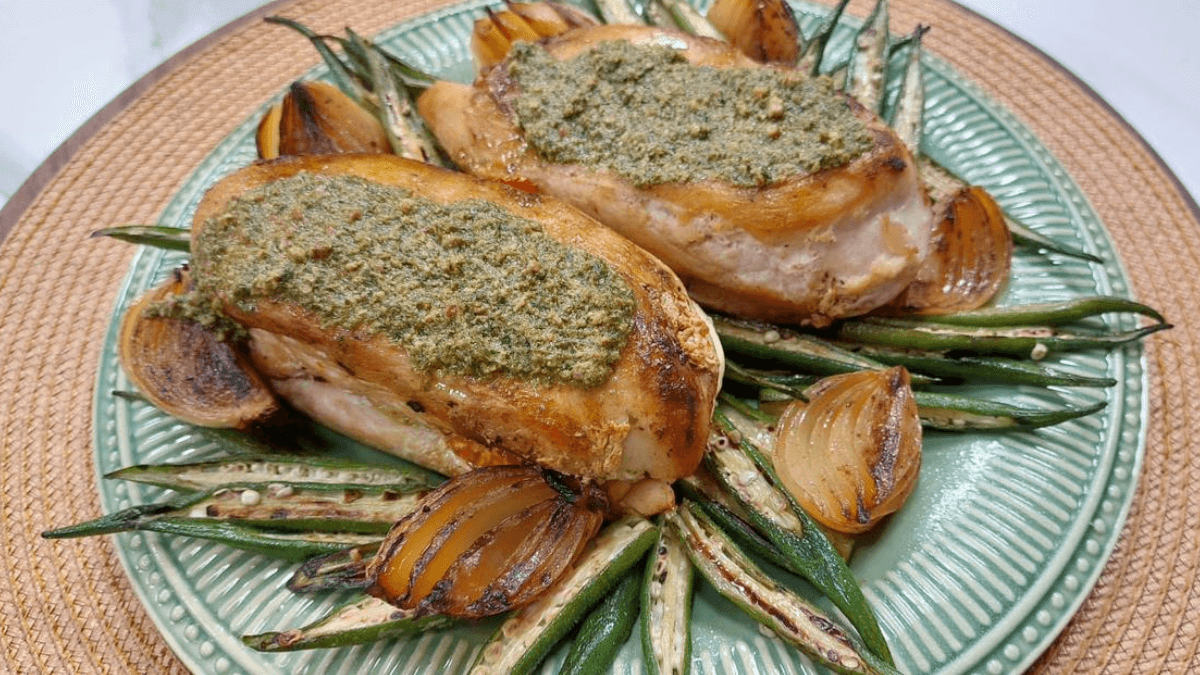 Como fazer frango com quiabo e angu cremoso? Aprenda receita para o feriado