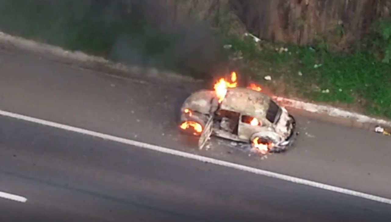 VÍDEO: Fusca pega fogo no acostamento da Rodovia Luiz de Queiroz