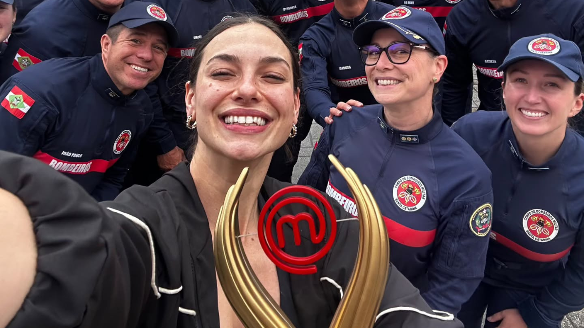 Campeã do MasterChef, Jéssica exibe troféu em caminhão de bombeiros