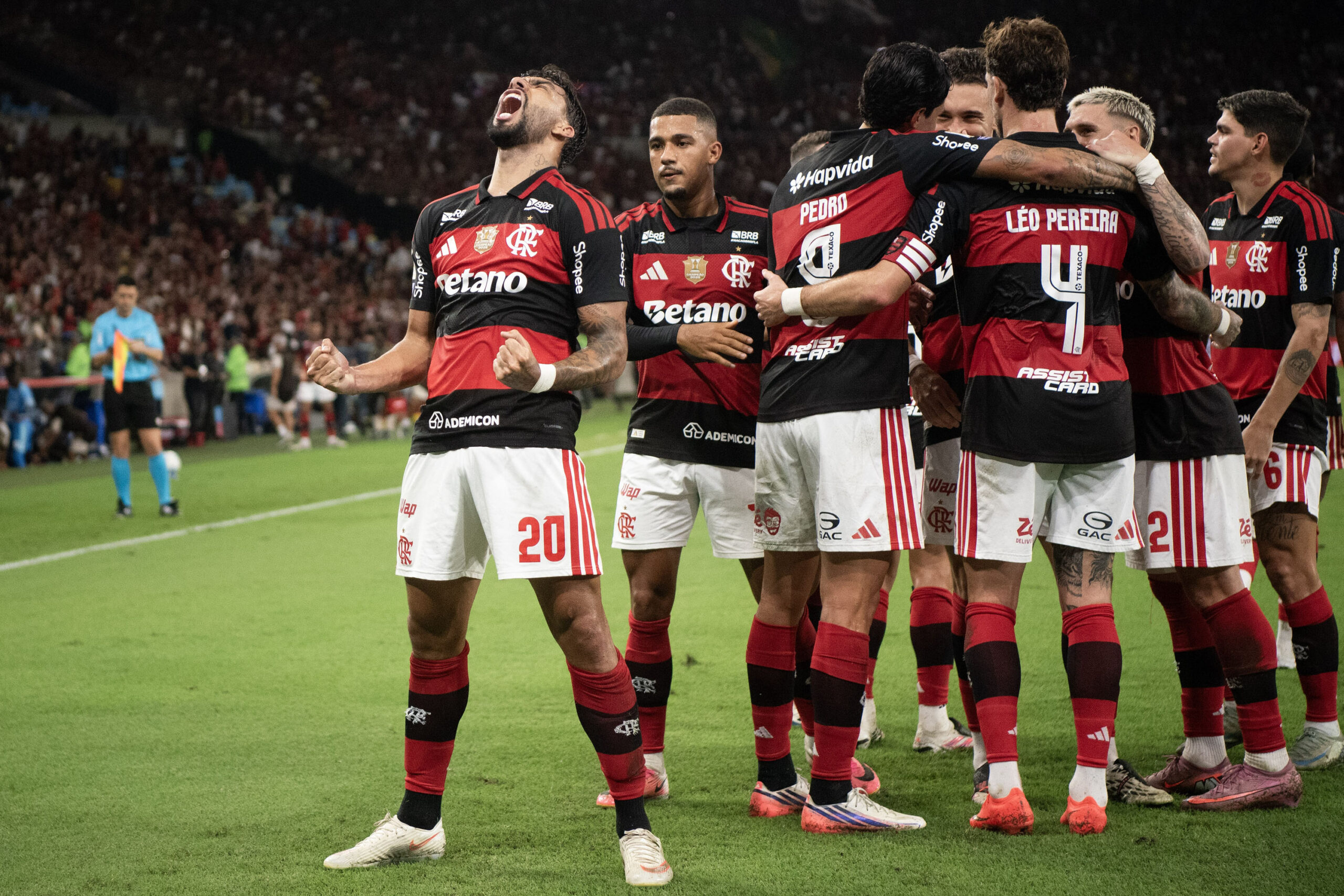 Flamengo bate Mirassol em jogo atrasado e cola no líder Palmeiras