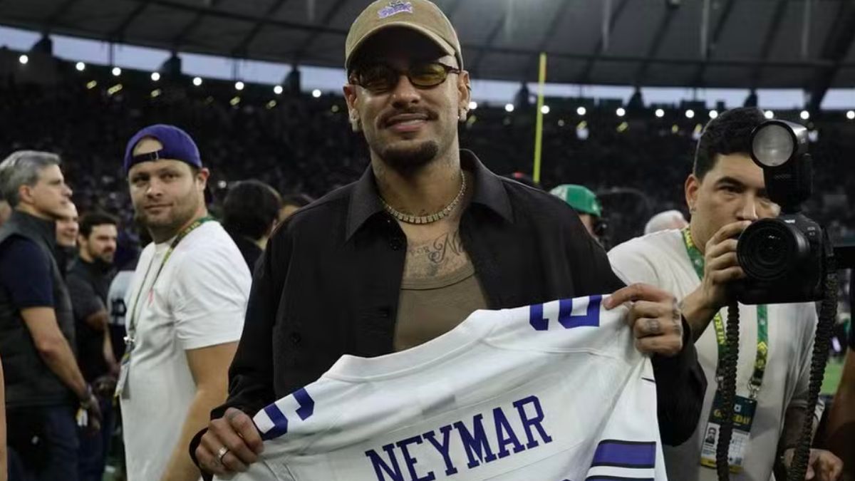 Neymar vai ao jogo da NFL no Maracanã e ganha camisa personalizada