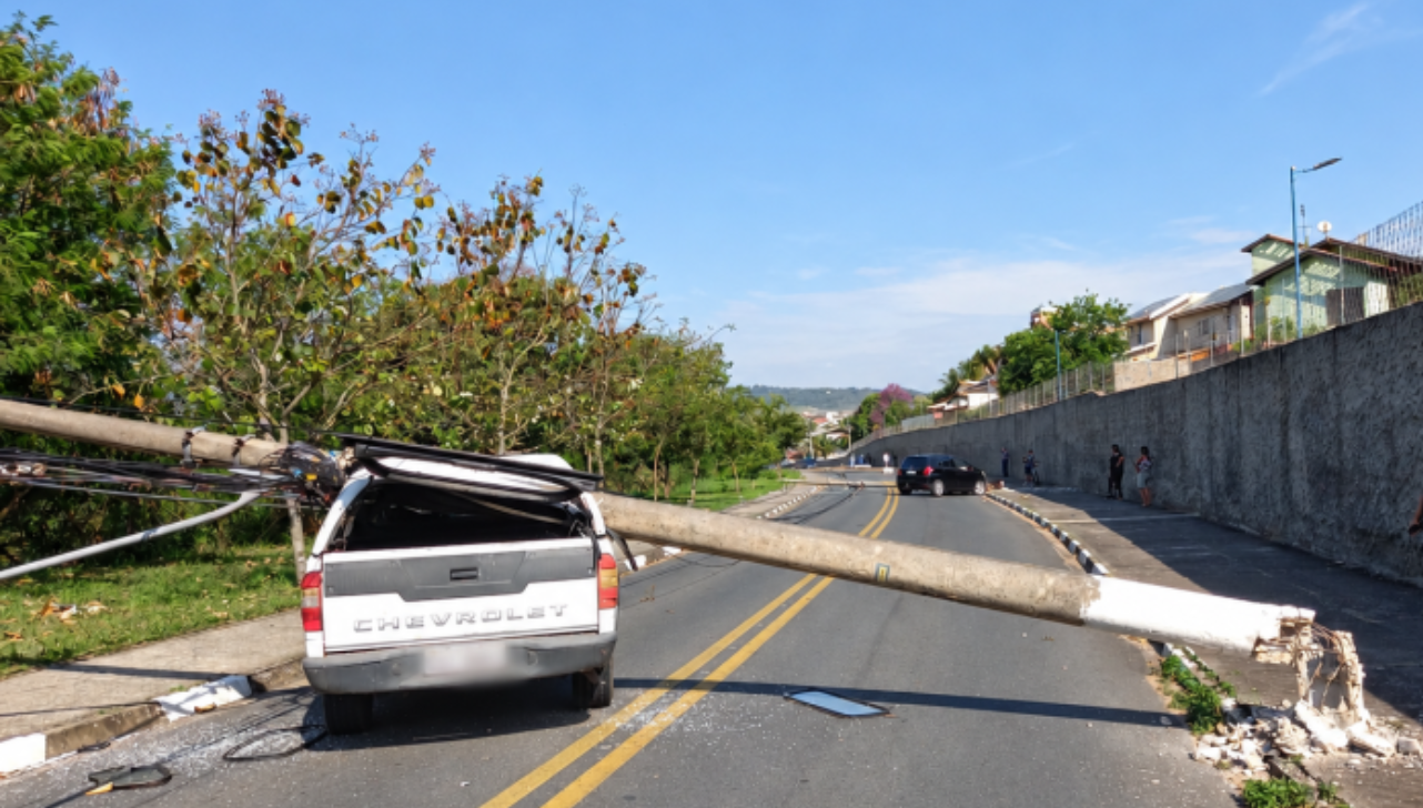 Carro derruba cinco postes após batida em Valinhos