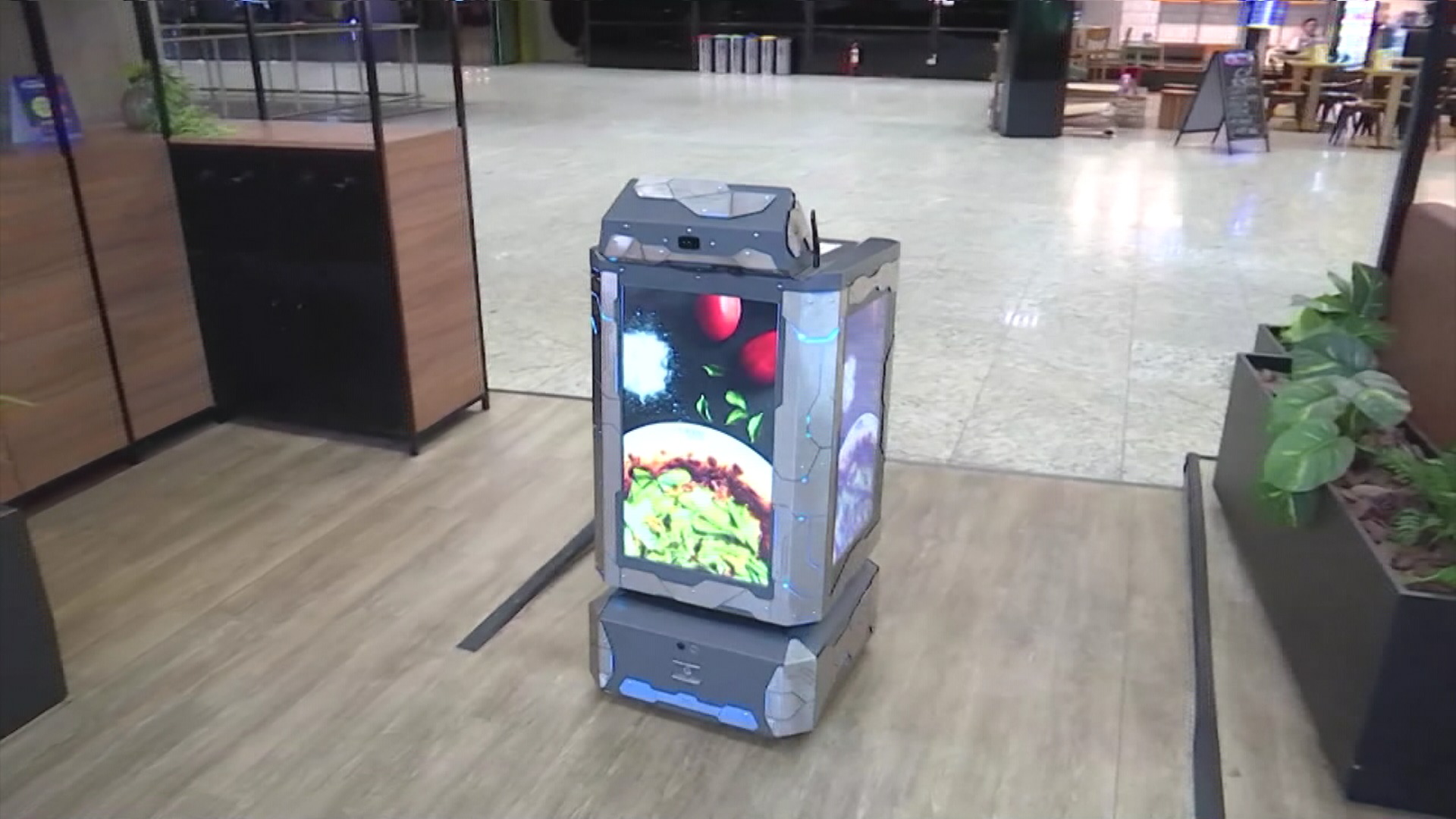 Robô inteligente entrega refeições em aeroporto de Belo Horizonte (MG)