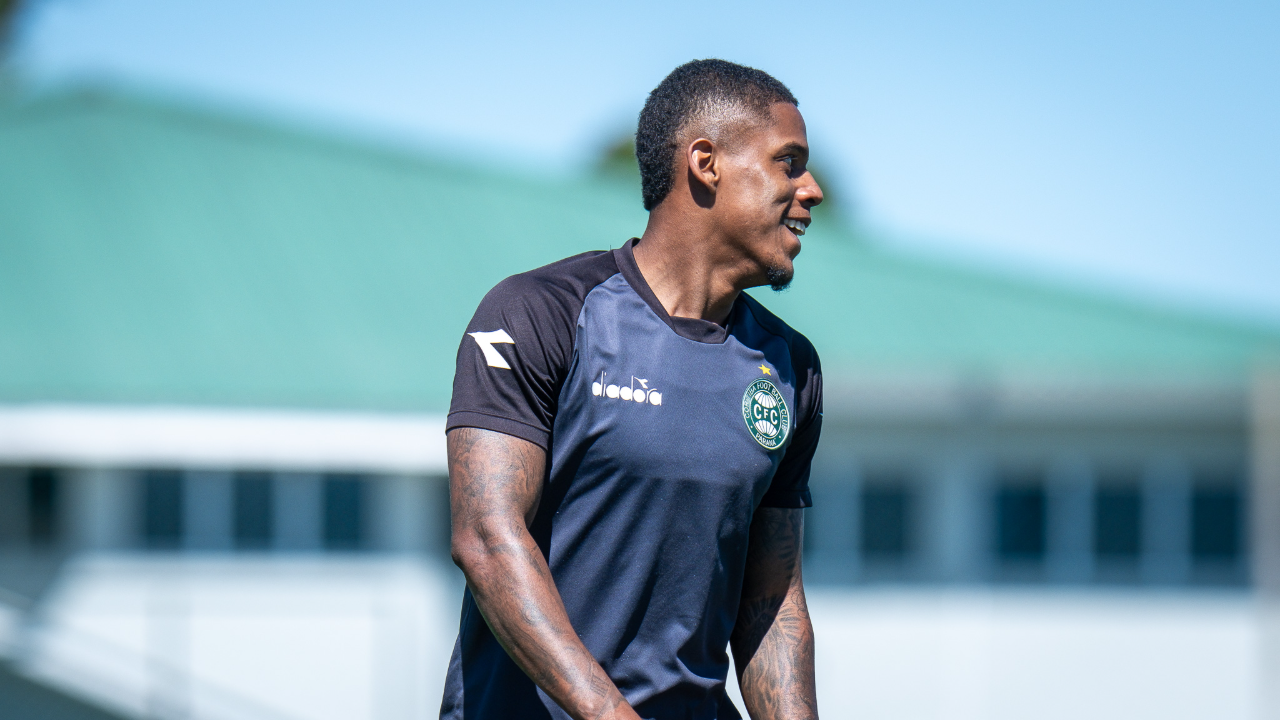 Coritiba ganha reforço com volta de Rodrigo Gelado aos treinos