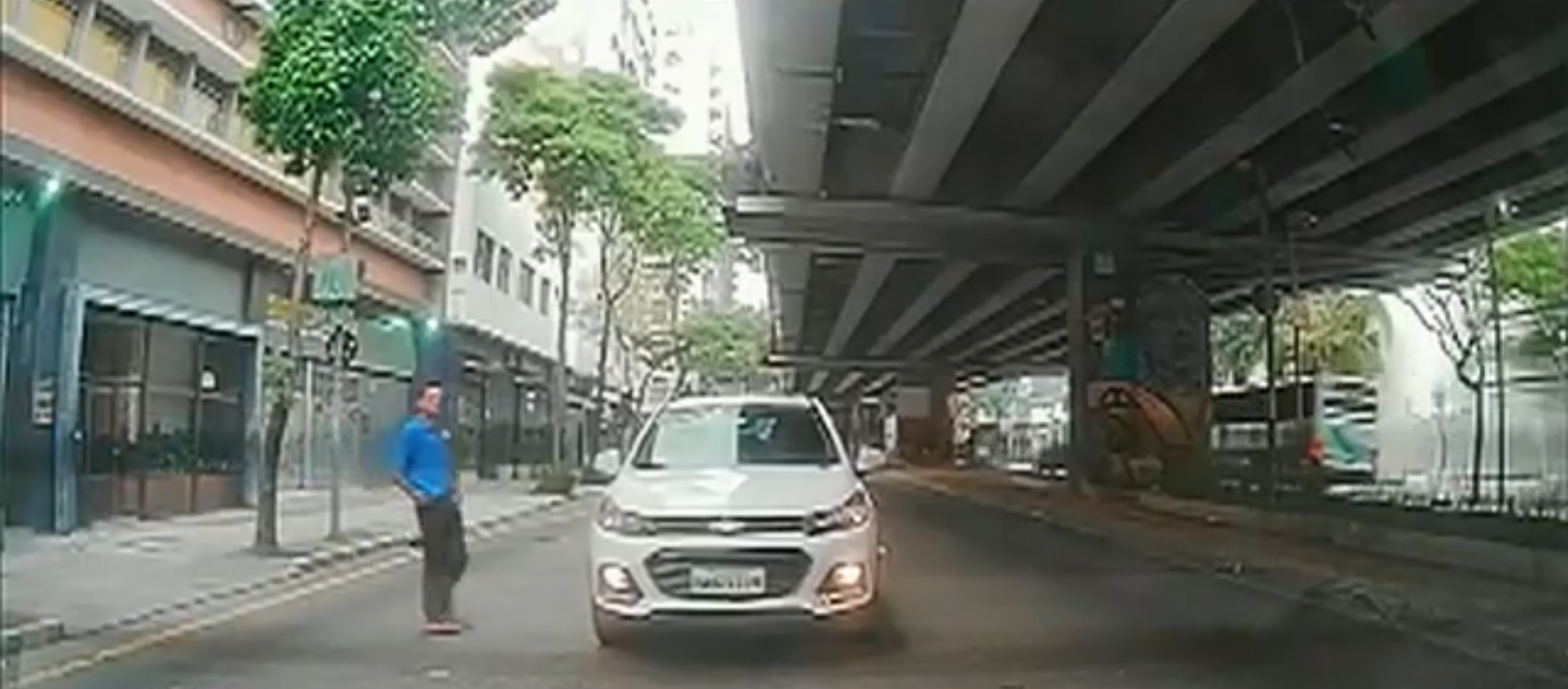 Vídeo mostra rapidez de ladrão durante roubo de celular em São Paulo