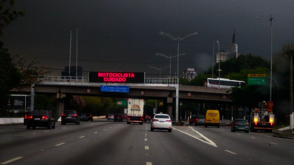 Árvore cai sobre carro e deixa um ferido na Zona Sul de São Paulo