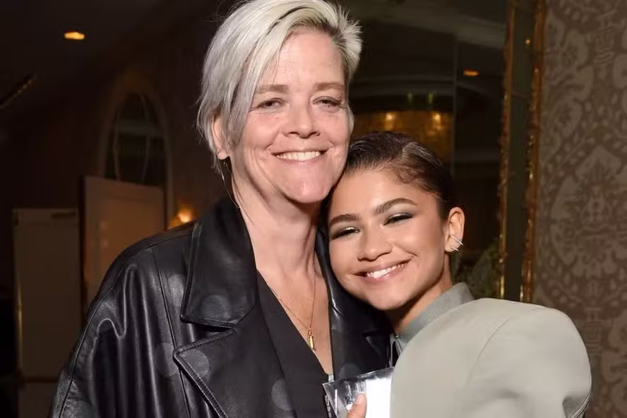 Mãe de Zendaya rebate ataques à aparência: “Triste e frustrante”
