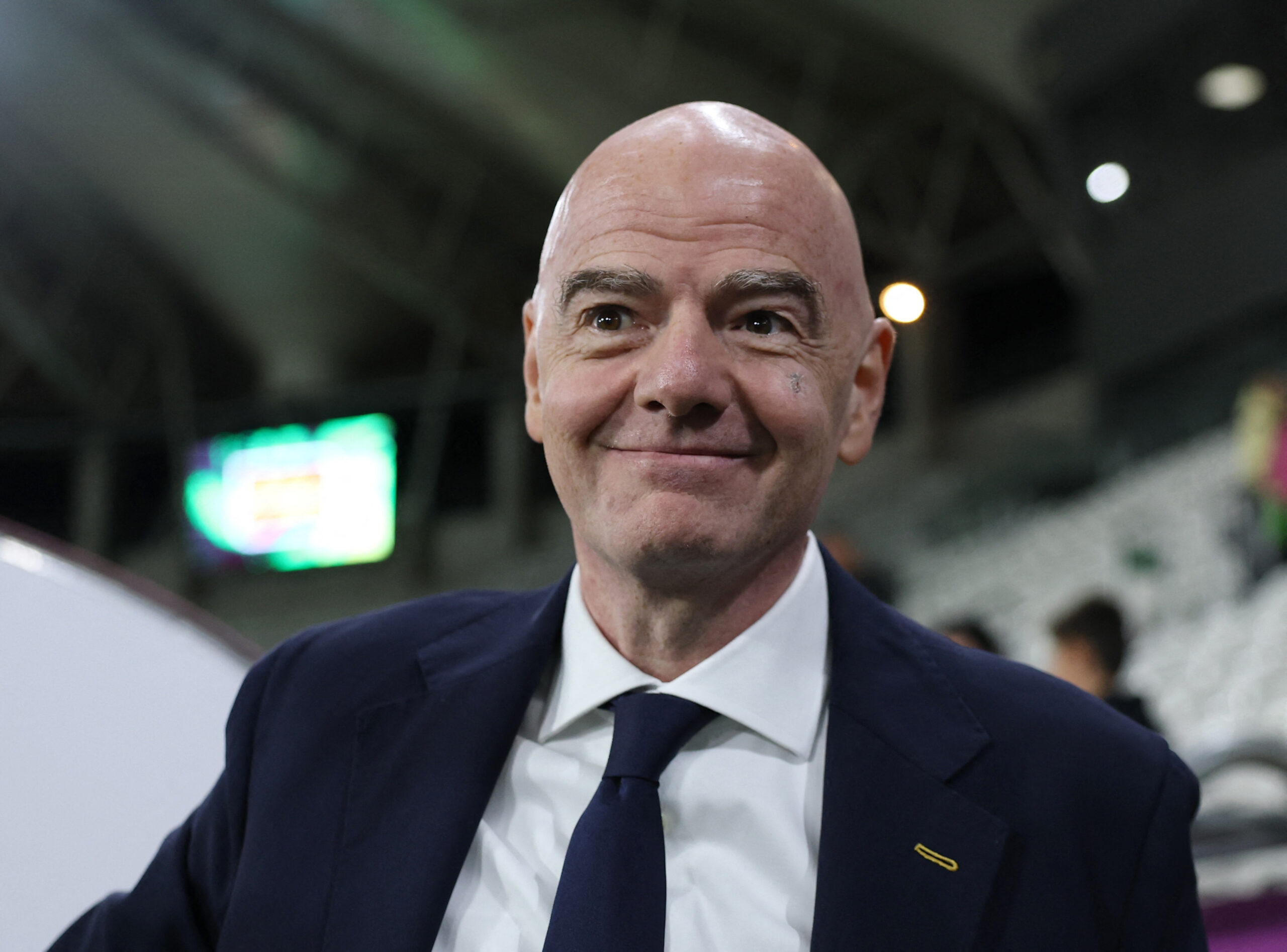 Infantino pede desculpas por projeto de vender ações da Copa, mas é cobrado