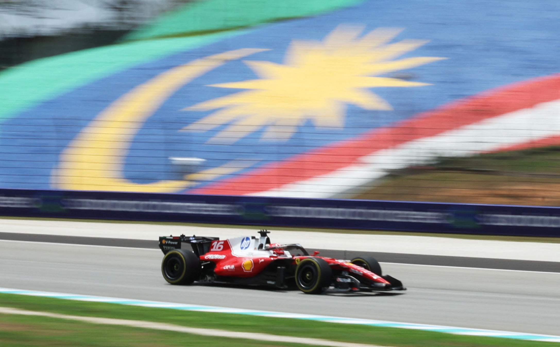 Leclerc lidera TL2 do GP do Bahrein; Bortoleto tem problemas e fica em 12º