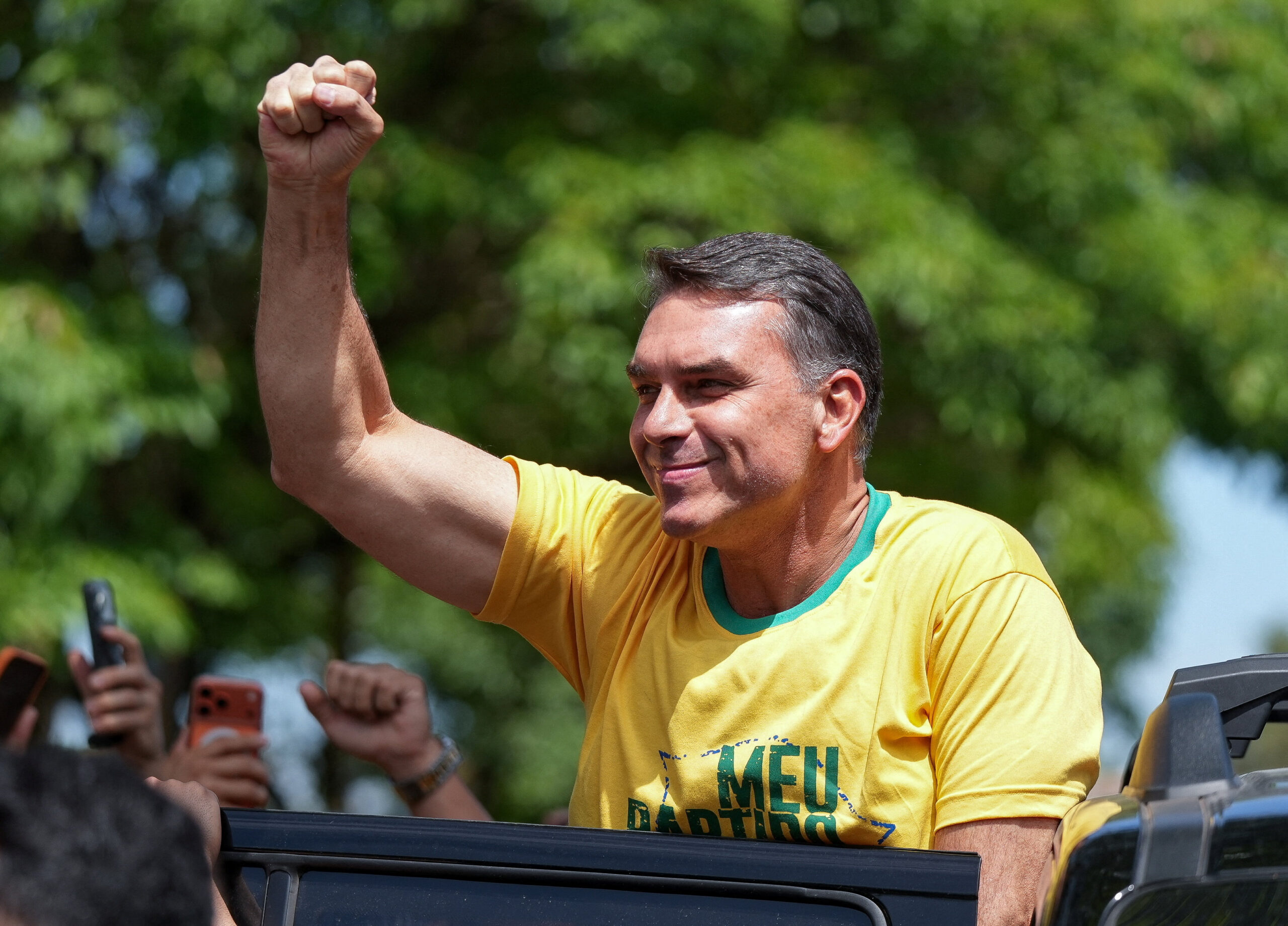 Flávio nega cargo para pai e irmão caso seja eleito: 'Meu pai será o povo'