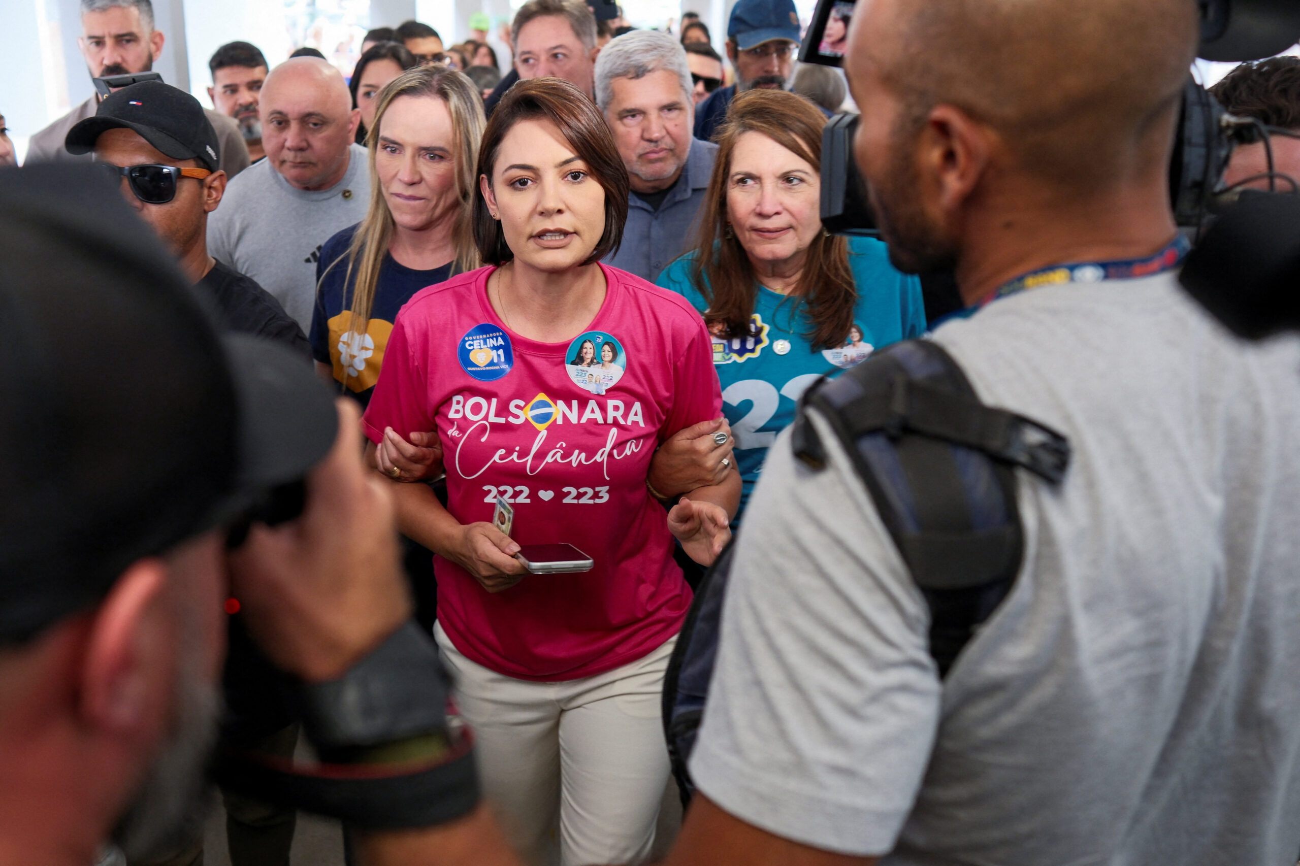 Candidata ao Senado, Michelle Bolsonaro bate-boca com eleitora no DF