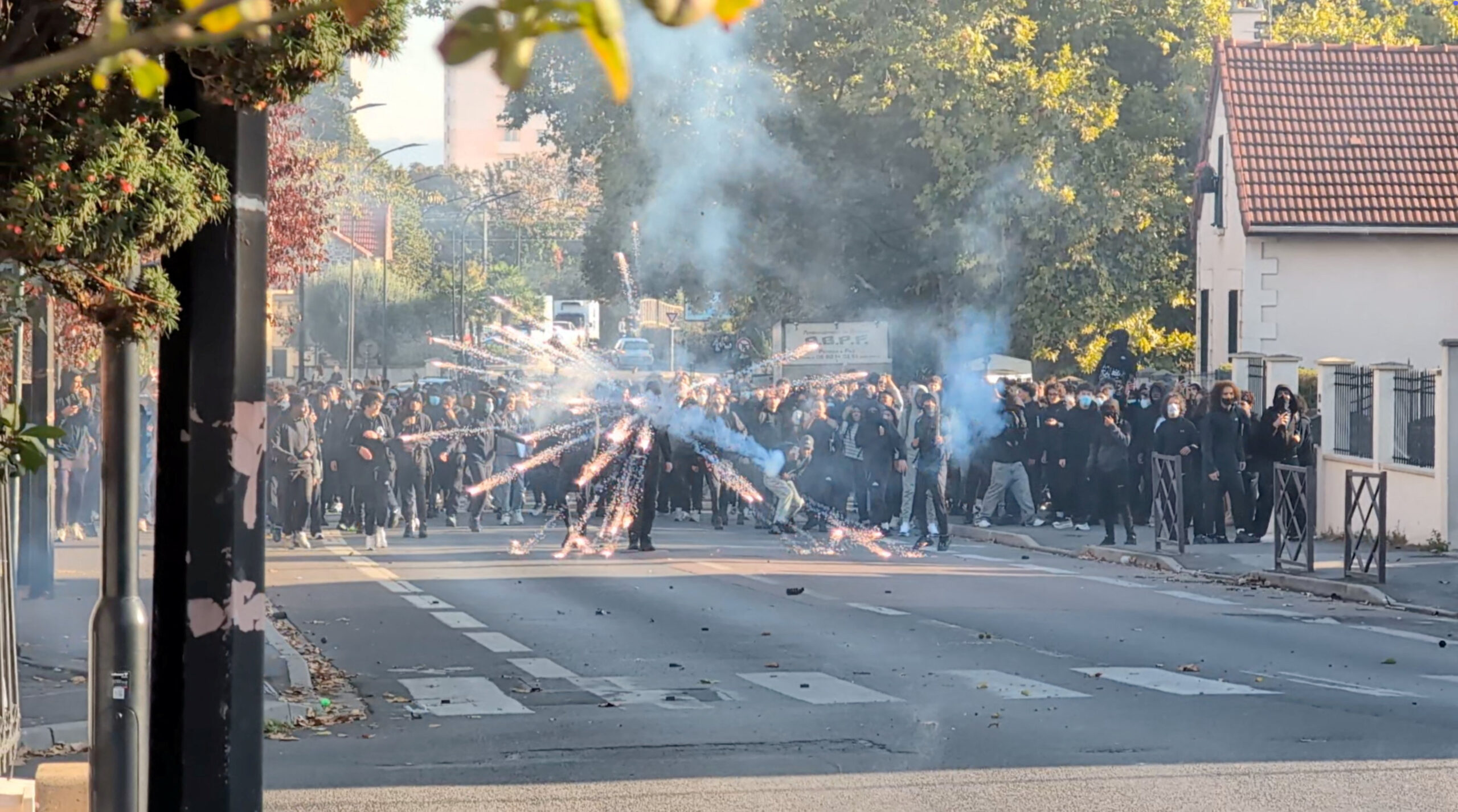 Adolescente perde a mão ao pegar granada atirada pela polícia em protesto estudantil na França