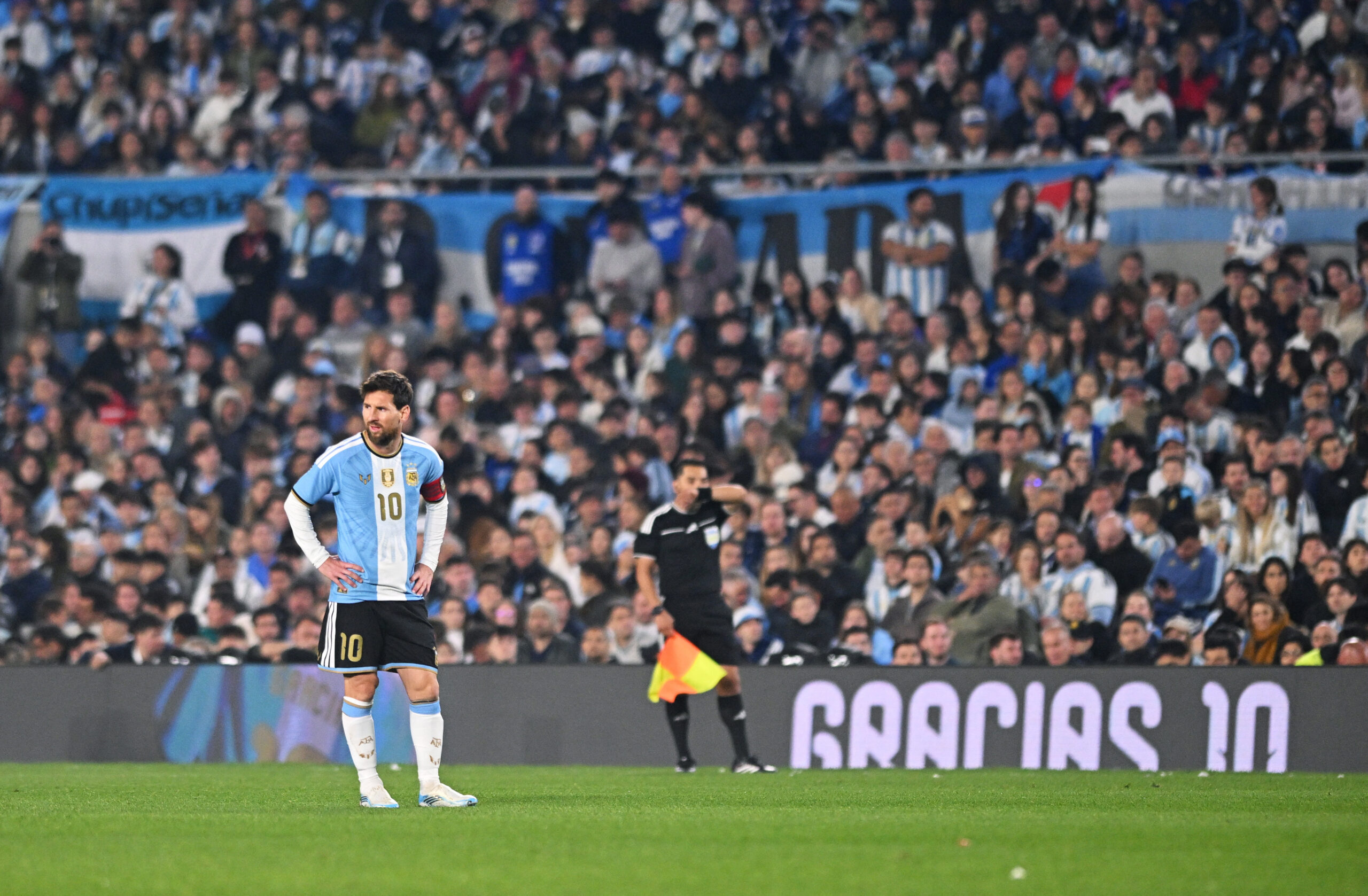 Veja o minuto de aplausos a Messi em jogo de despedida da seleção