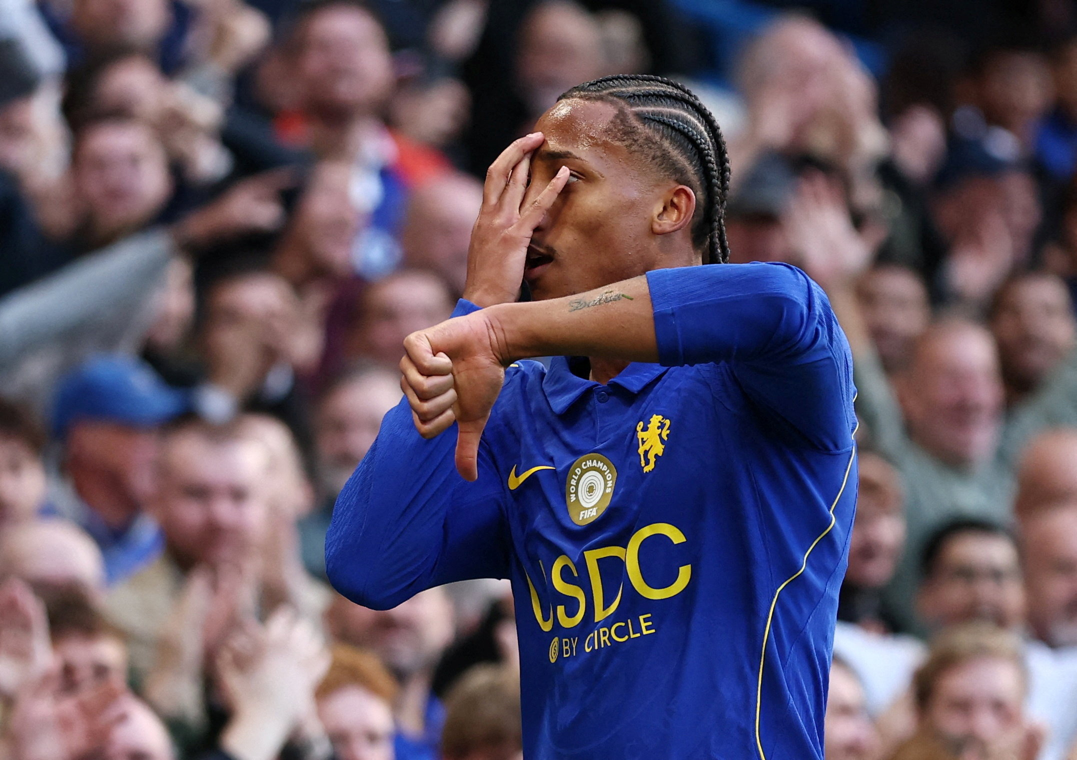 Com gols de João Pedro, Chelsea goleia e se recupera na Premier League