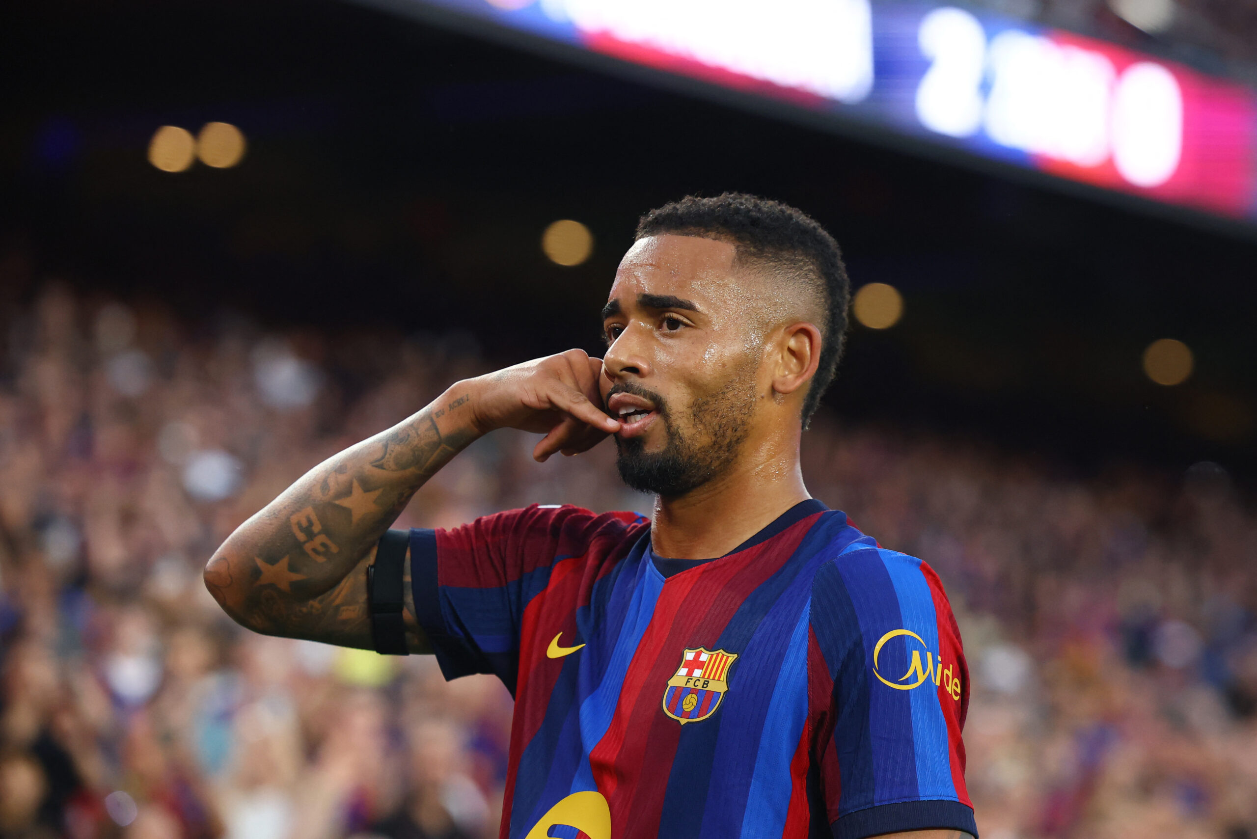 Com gol de Gabriel Jesus, Barcelona vence Getafe e segue 100% em La Liga
