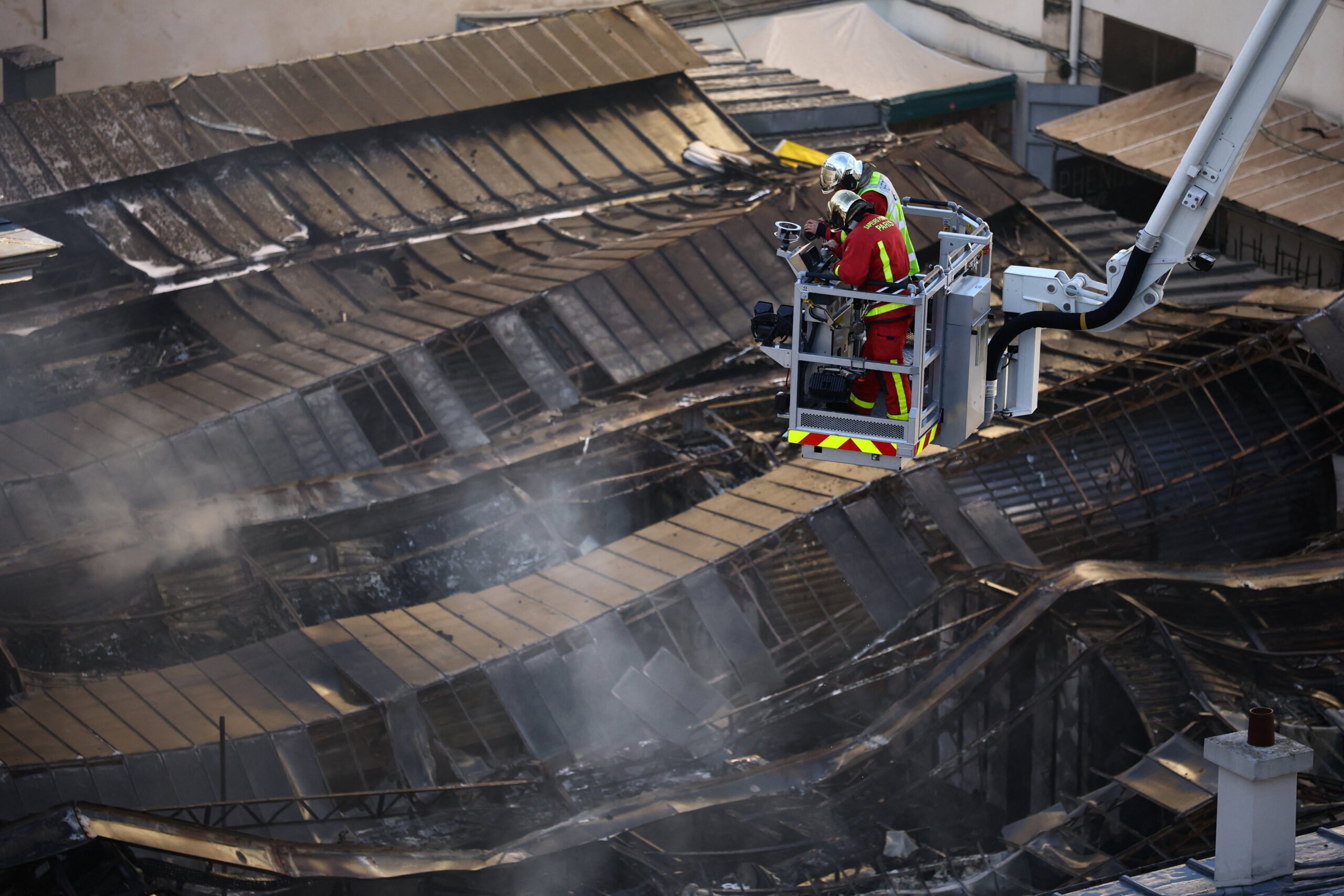 Incêndio de grandes proporções destrói mercado histórico em Paris