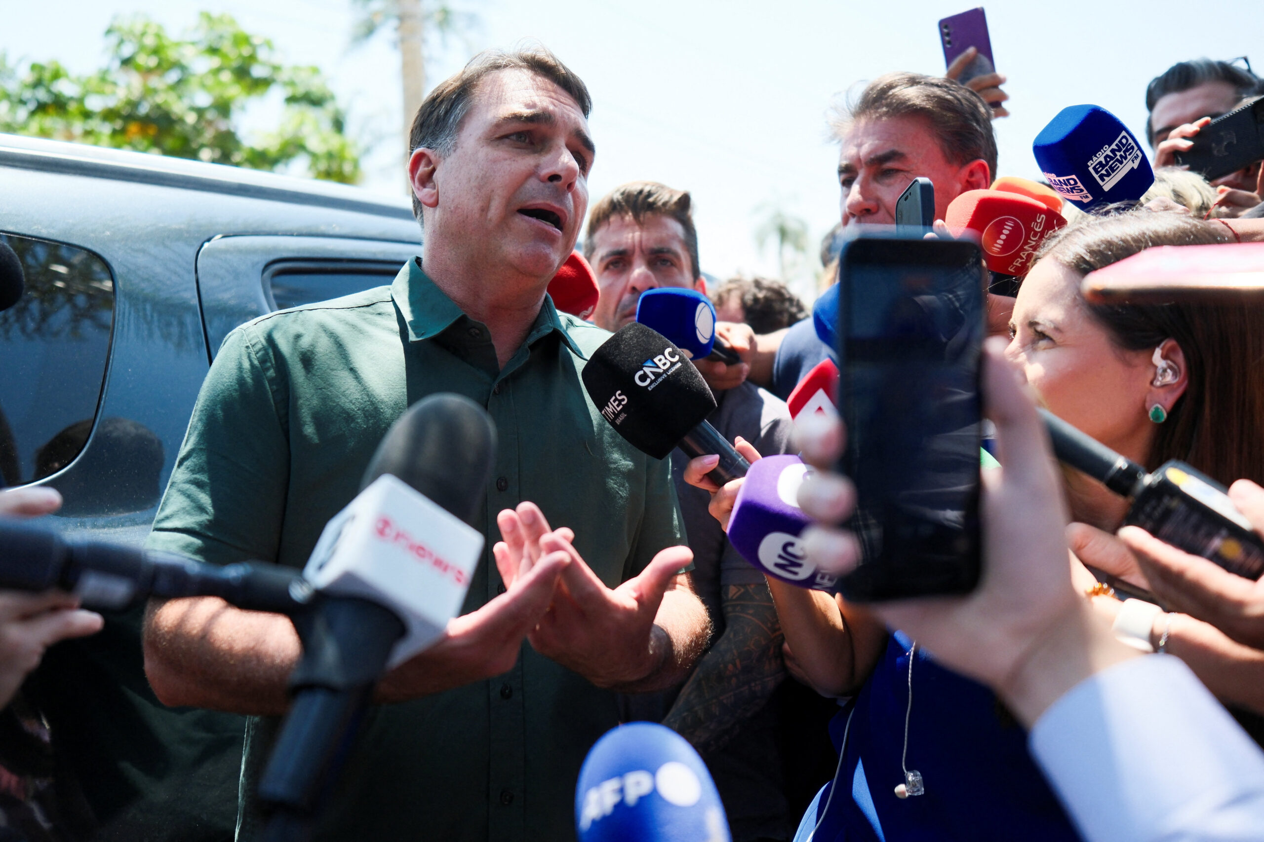 Flávio Bolsonaro visita o pai pela primeira vez após 90 dias de restrição