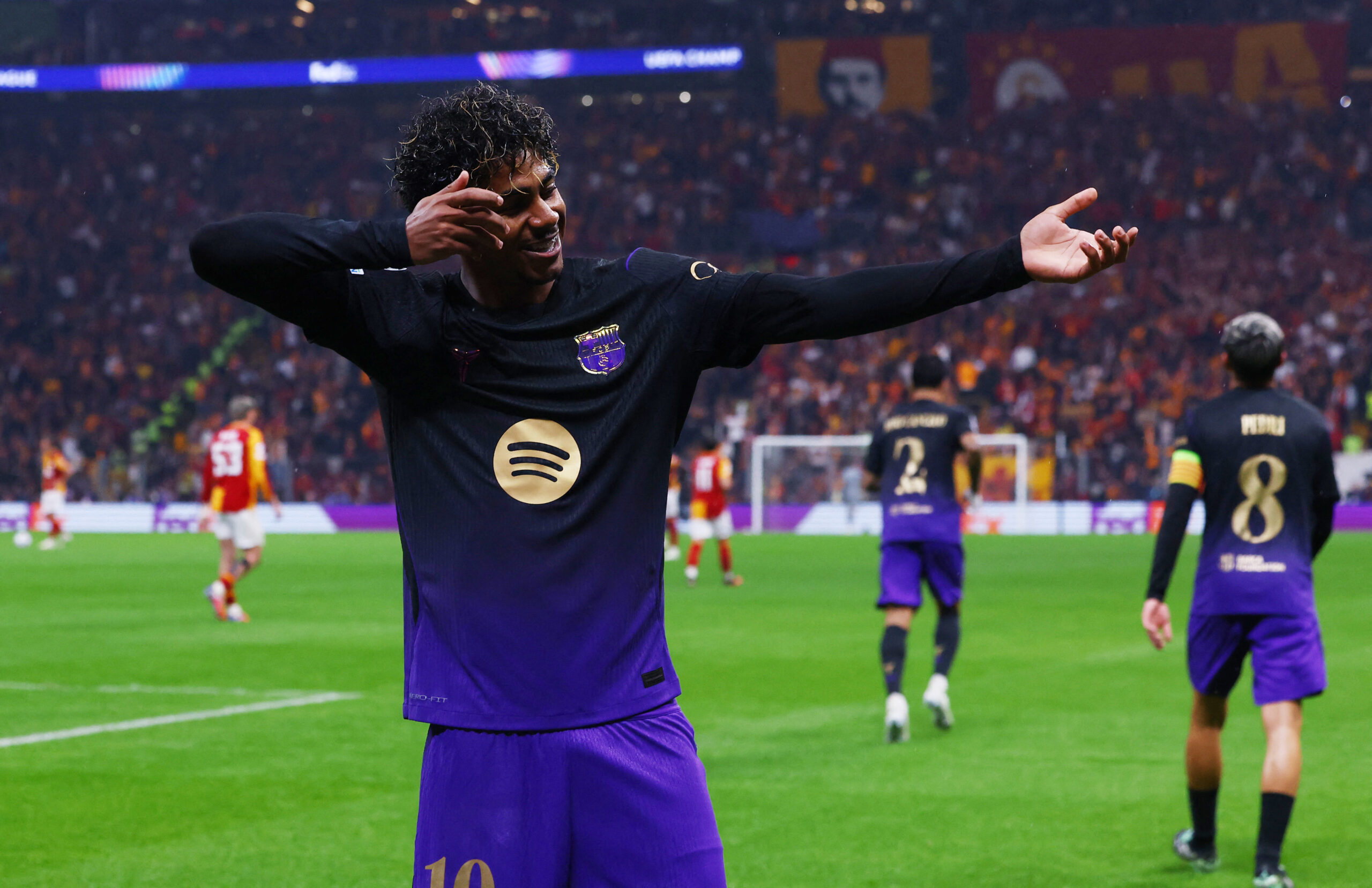 Barça sai atrás, mas vira com brilho de Yamal e assume ponta da Champions