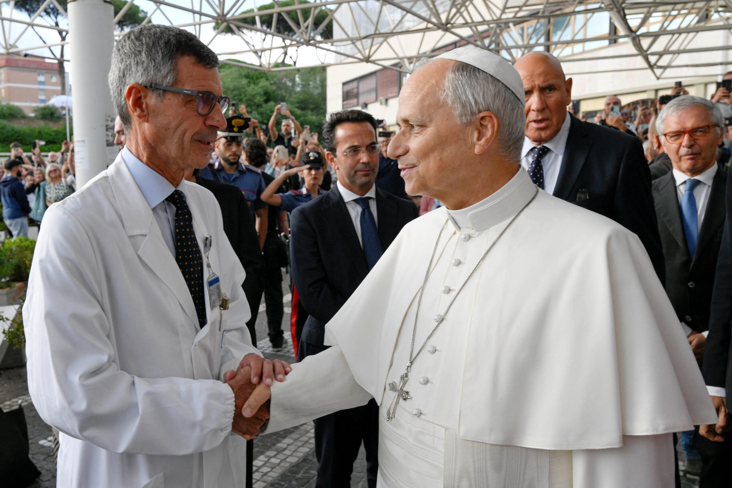 Papa Leão XIV recebe alta após cirurgia e mantém viagem à América Latina