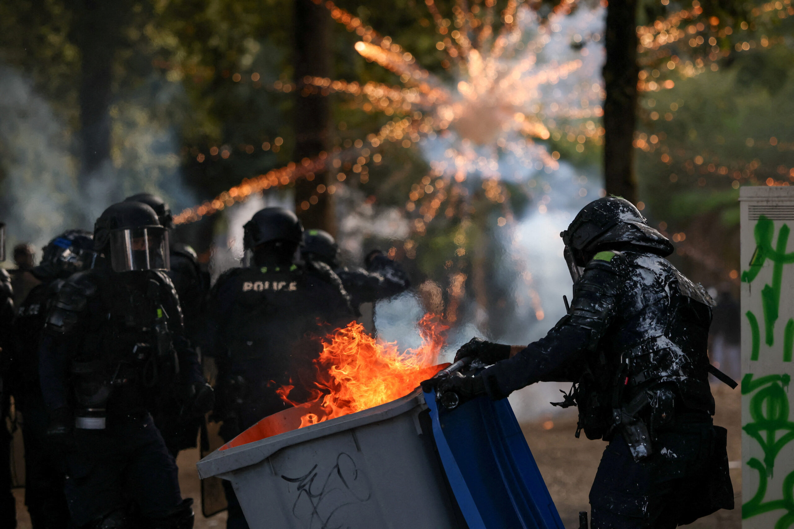 Nova onda de protestos na França tem confrontos, depredações e 1.200 presos