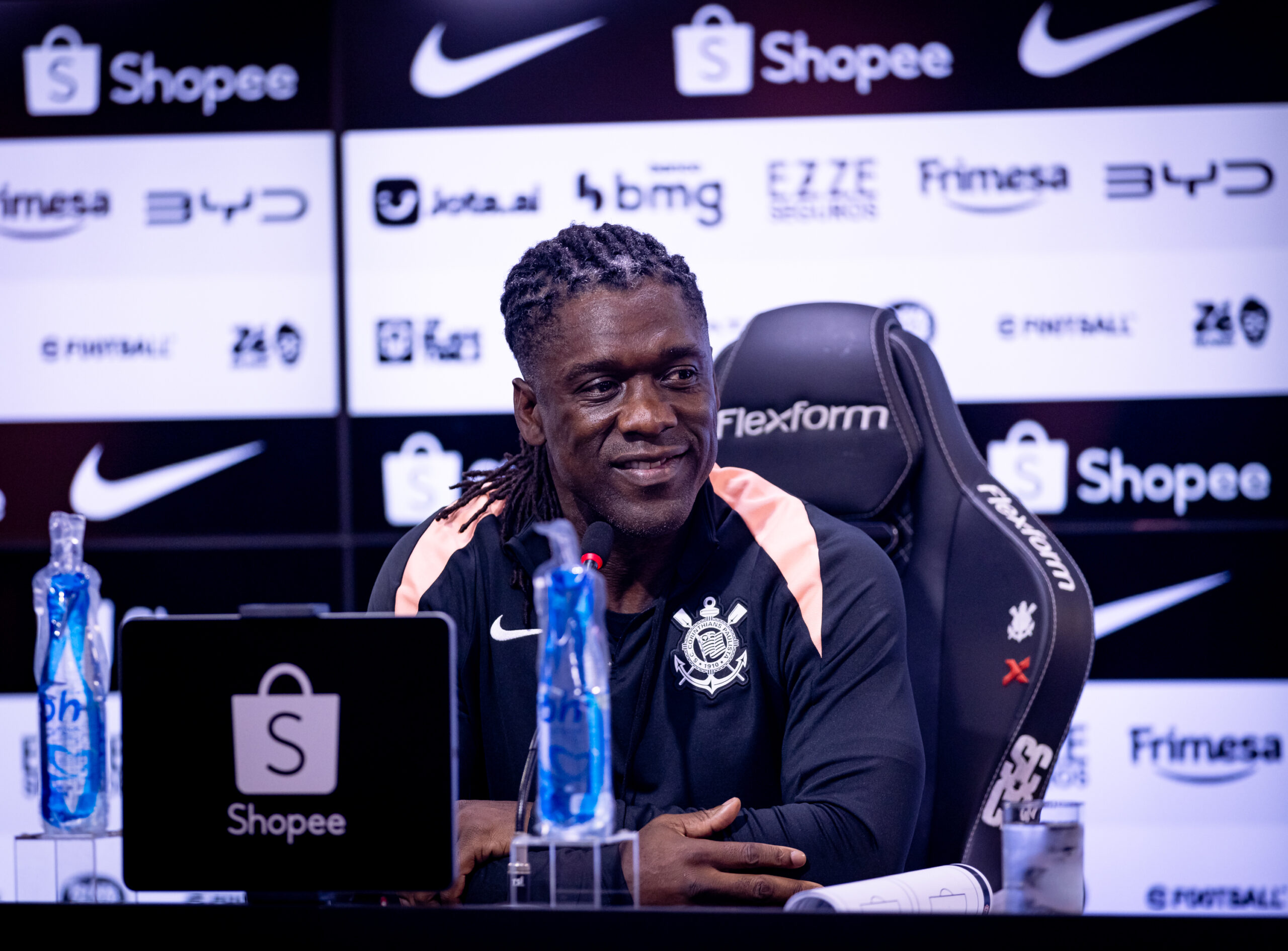 Seedorf rebate críticas por inatividade e explica acerto com o Corinthians