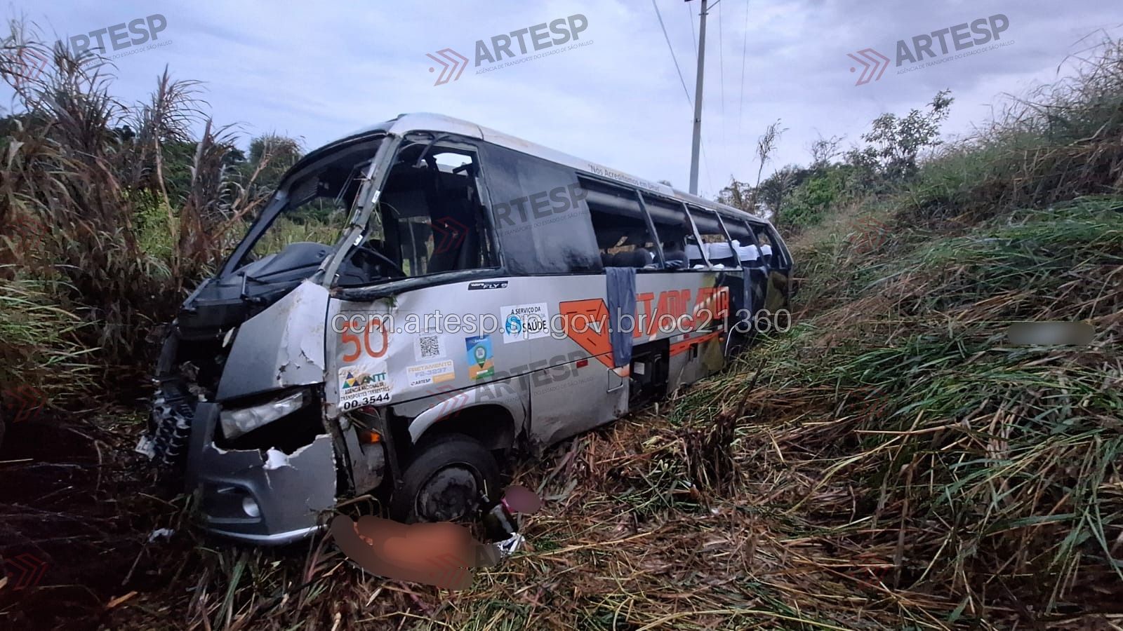 Acidente com micro-ônibus deixa 3 mortos em rodovia de Itapetininga