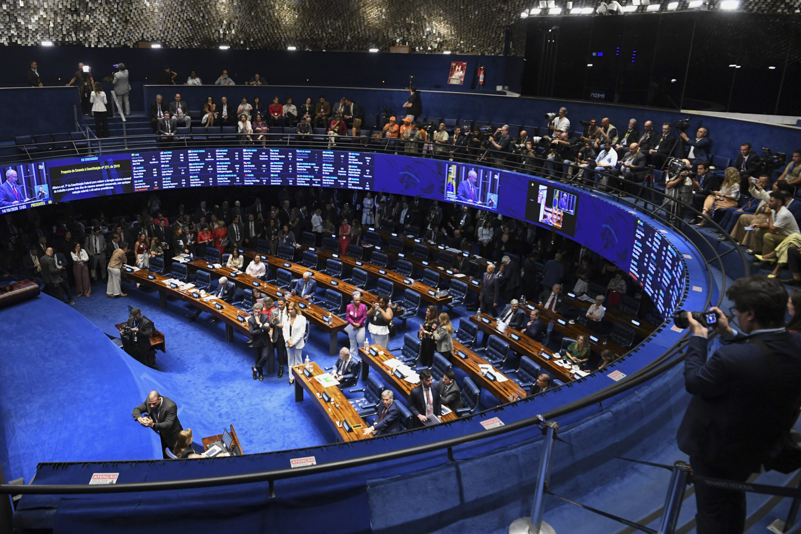 Senado conclui análise e votará fim da escala 6x1; assista ao vivo