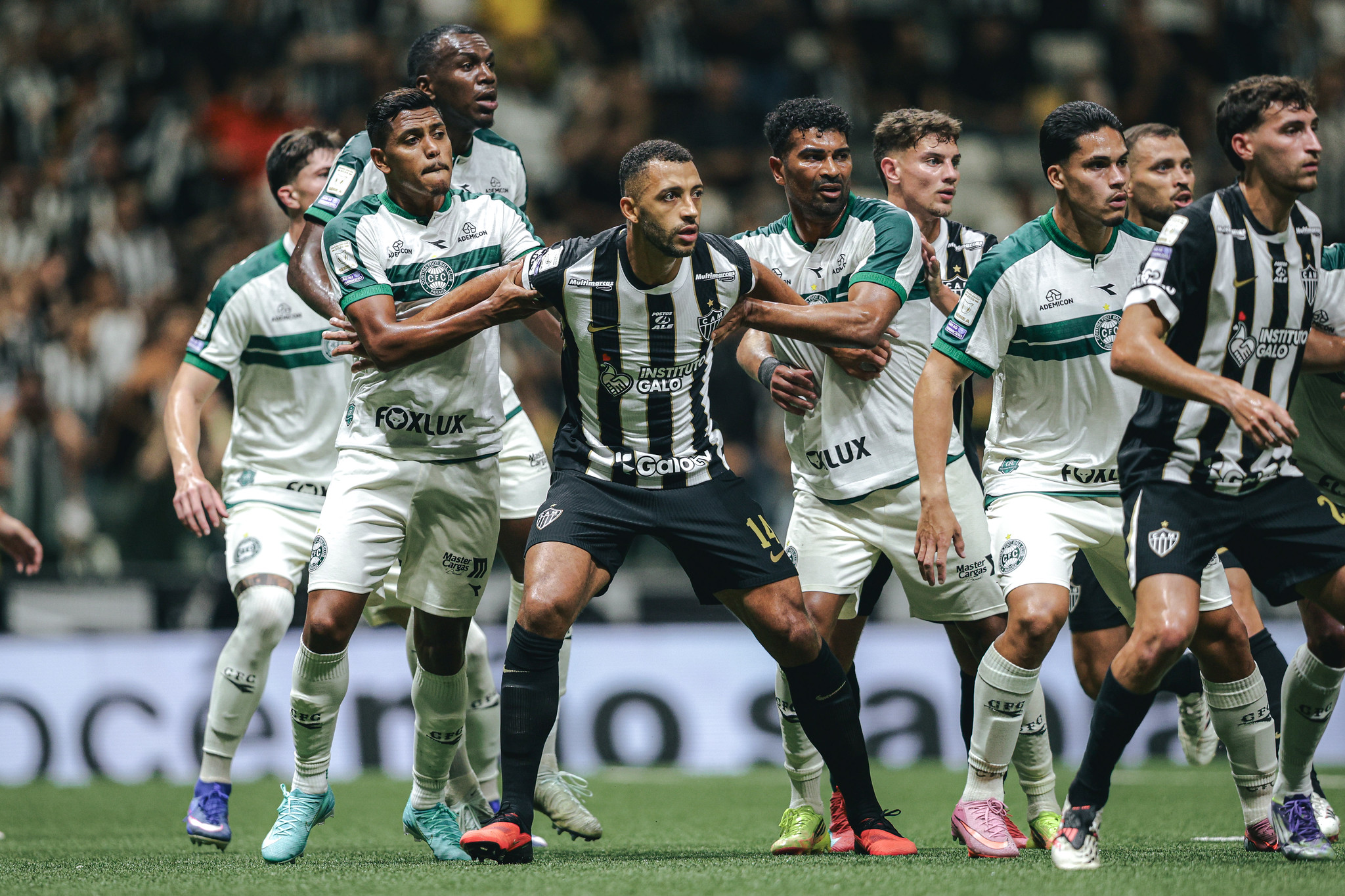 Atlético-MG bate Coritiba e cola no G4 do Brasileirão
