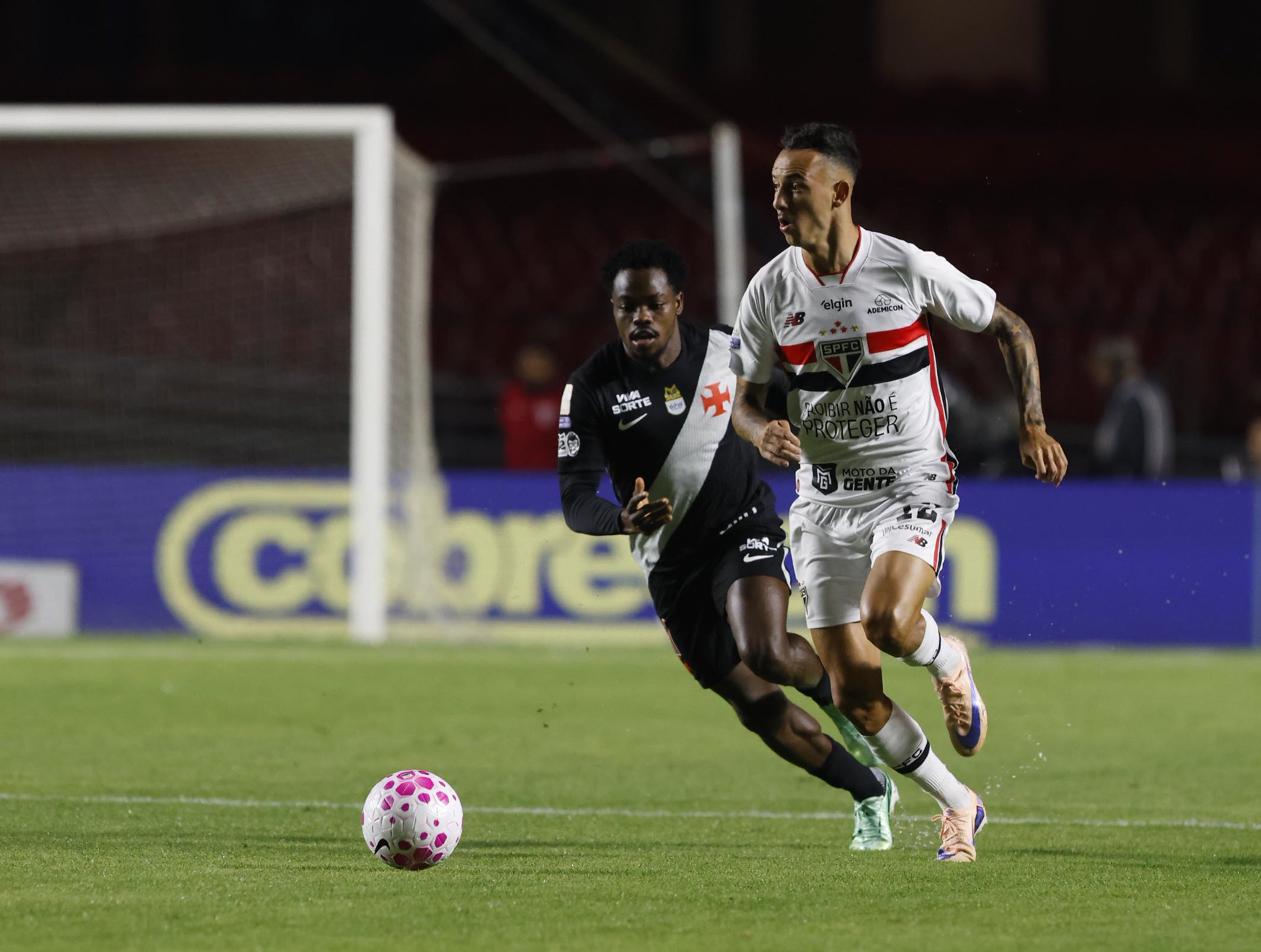 São Paulo vence, salta para 8º e afunda Vasco no Brasileirão