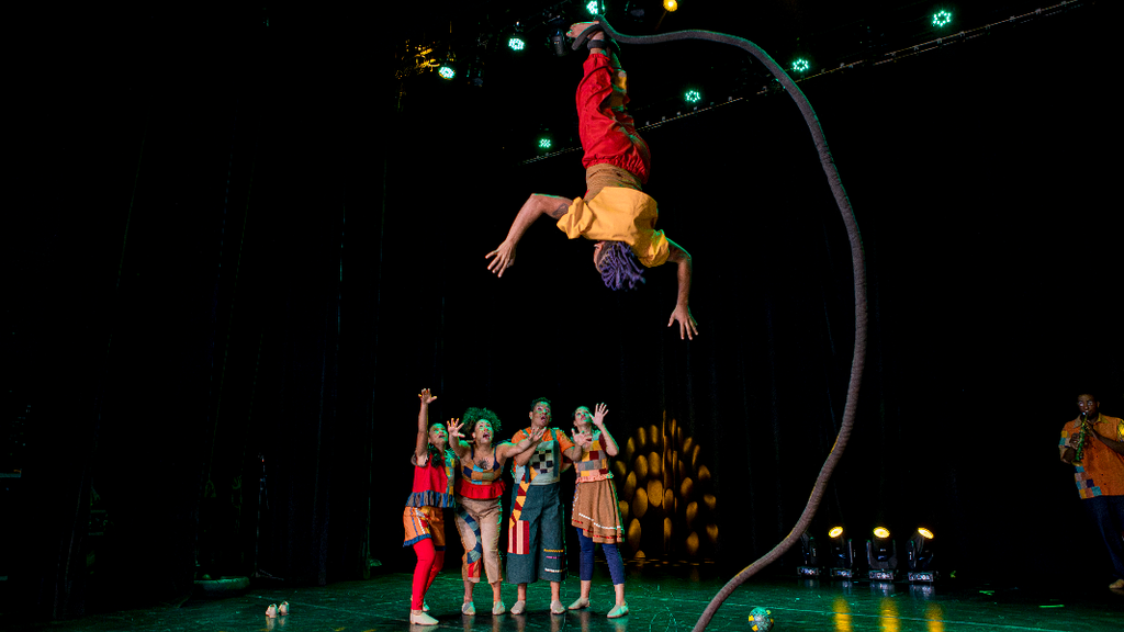 Acrobatas, músicos e dançarinos compõem o elenco — Divulgação