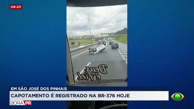 Carro capota na BR-376 e provoca congestionamento em São José dos Pinhais