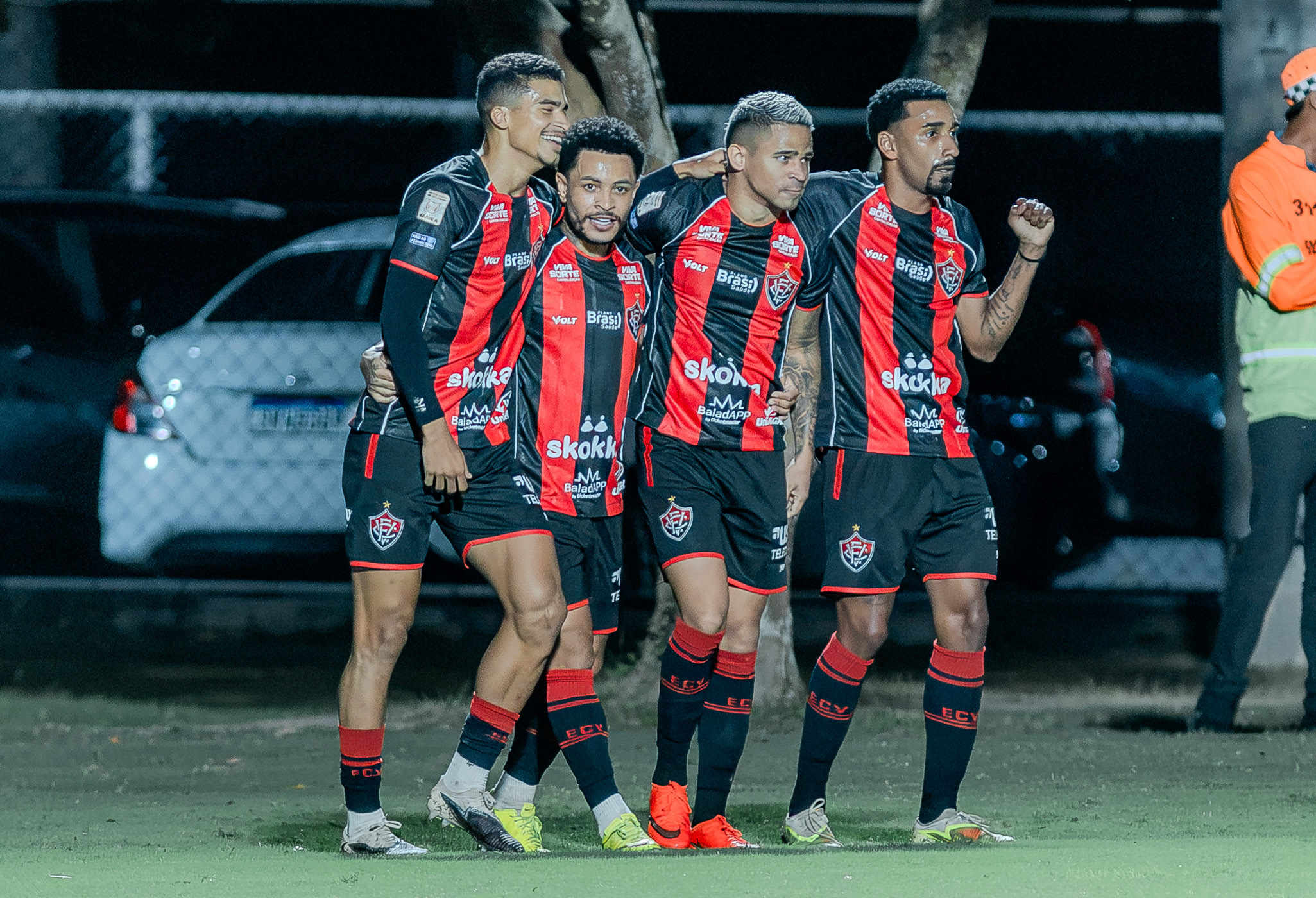 Vitória goleia a Chapecoense e se afasta do Z4 do Brasileirão