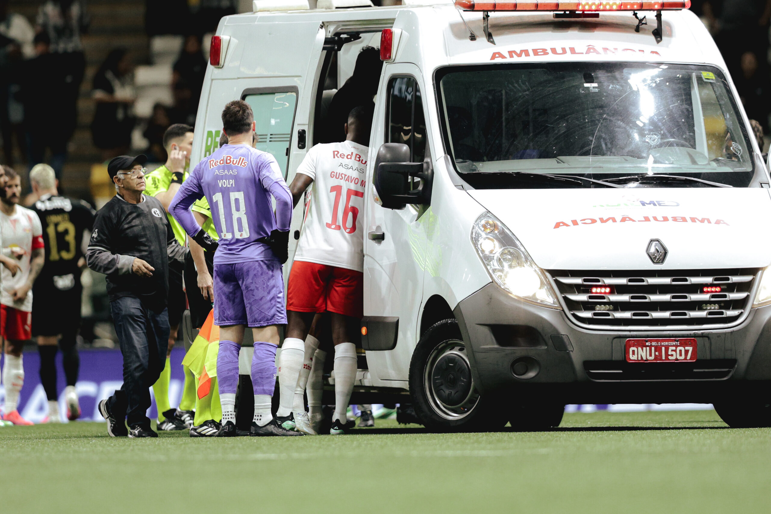 Jogador do Bragantino deixa estádio de ambulância, mas passa bem