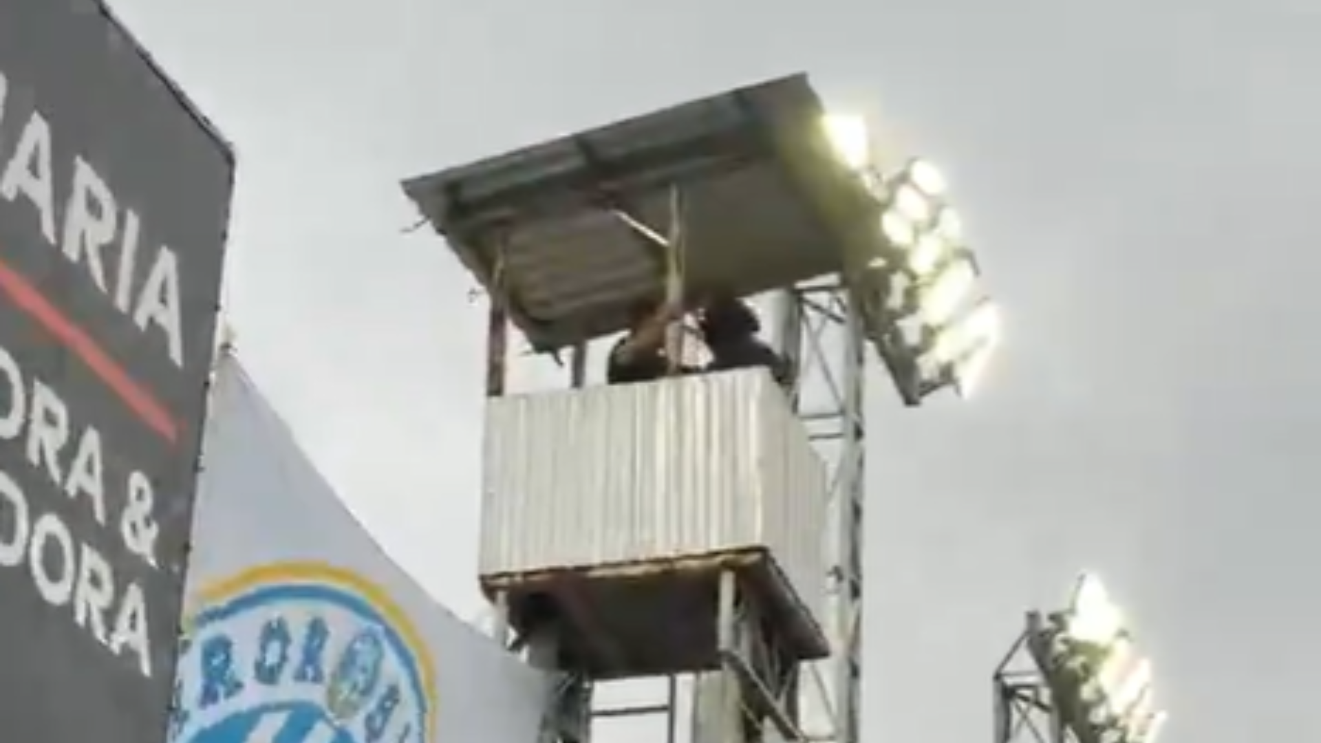 Brusque x Paysandu é paralisado após torre de câmera quase cair; veja vídeo