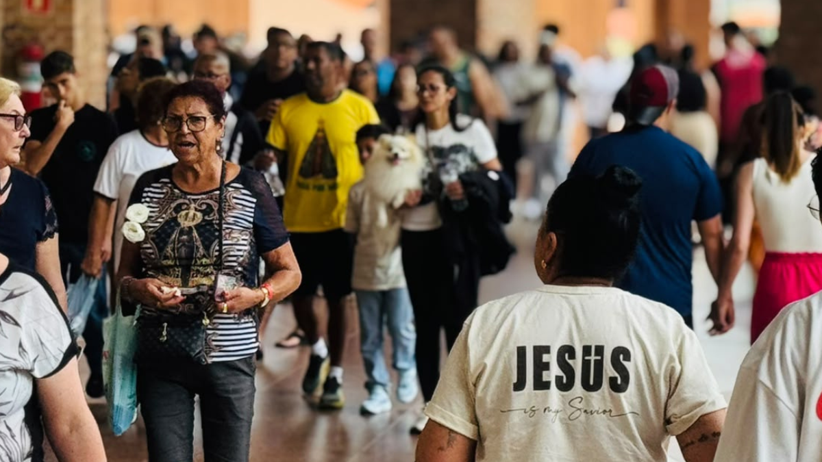 Fiéis movimentam Santuário Nacional de Aparecida nesta segunda-feira (12)