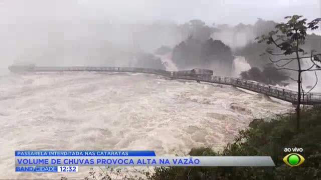 Chuvas elevam vazão e fecham passarela nas Cataratas