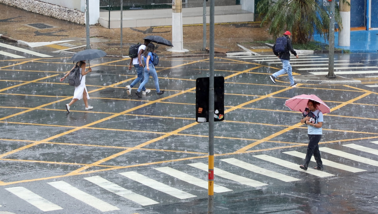 Alerta de temporais atinge a maior parte do Brasil nesta quinta-feira (15)