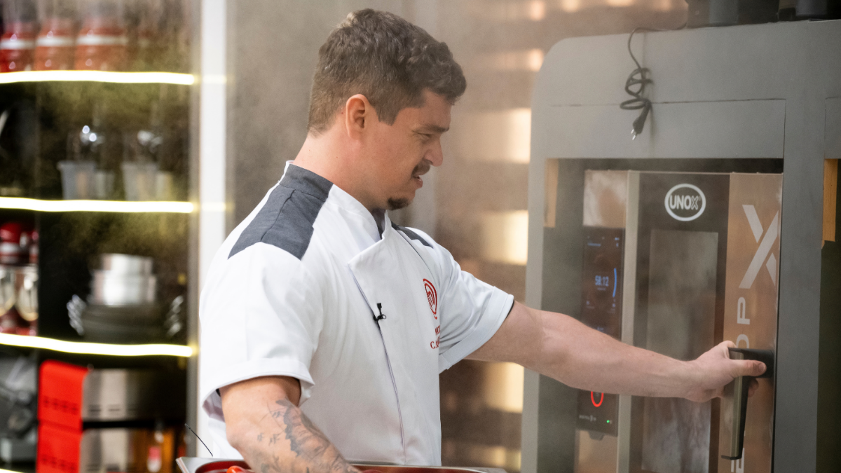 Clima esquenta no MasterChef Profissionais em briga por forno: "Mexeu?"
