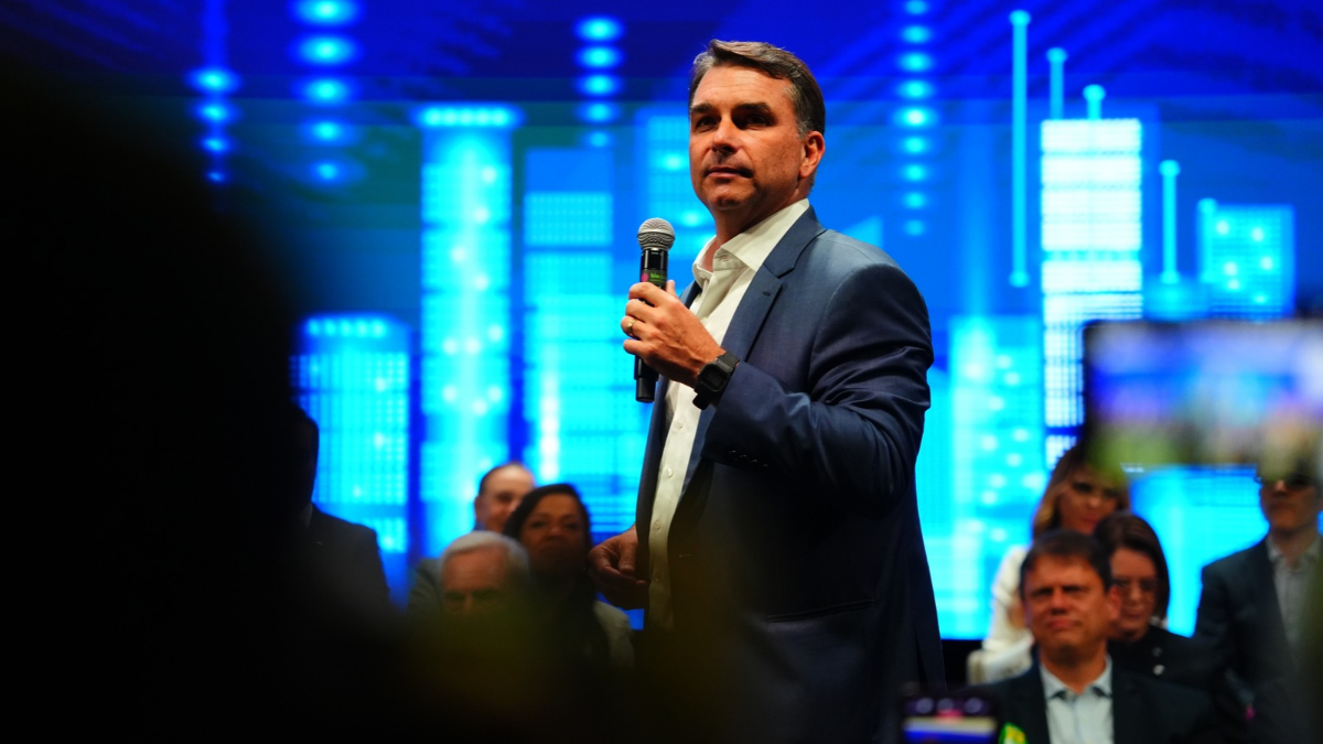 Flávio Bolsonaro foge da fama de fujão e vai ao debate da Band
