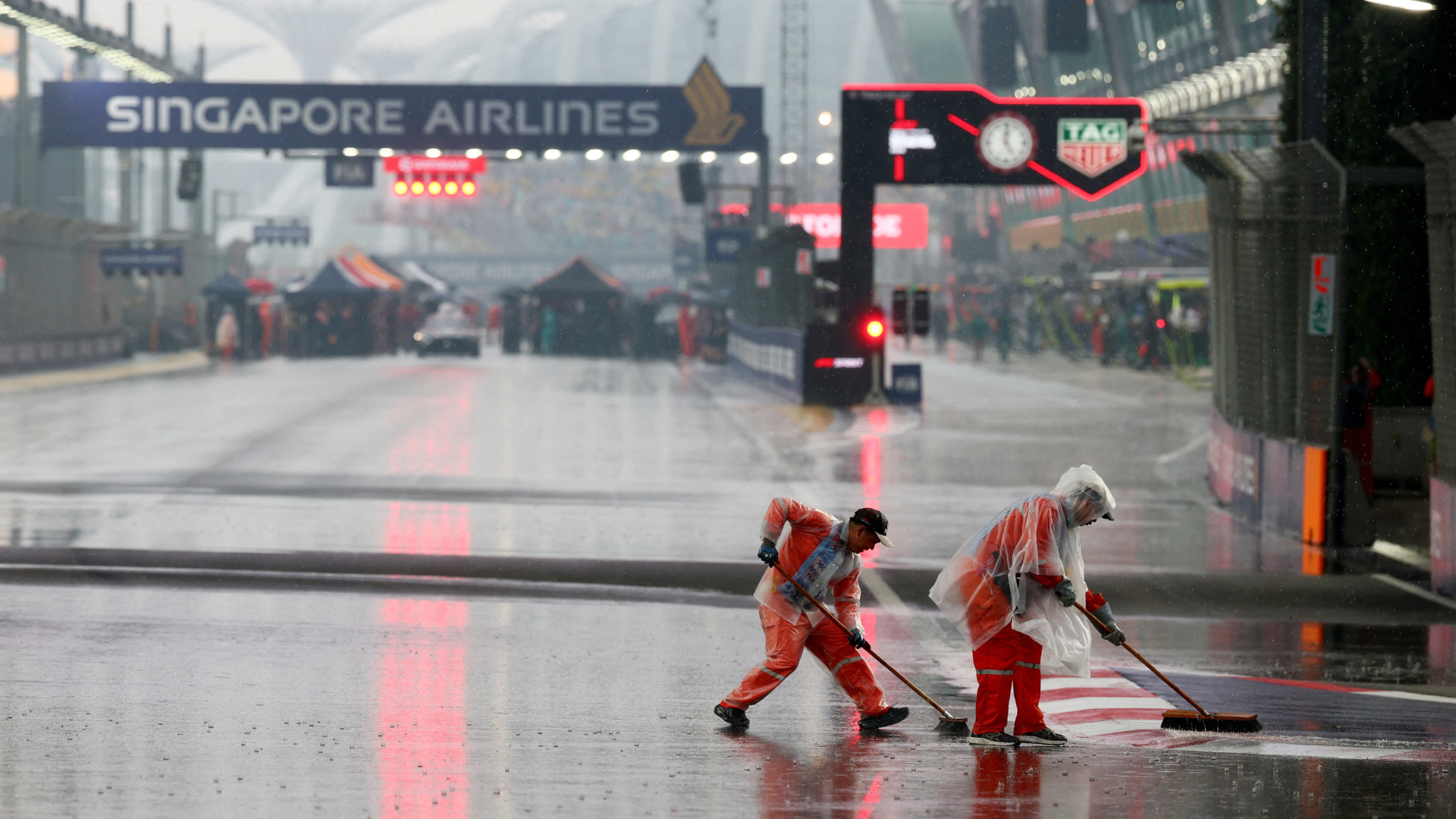 Chuva forte adia largada da sprint do GP de Singapura