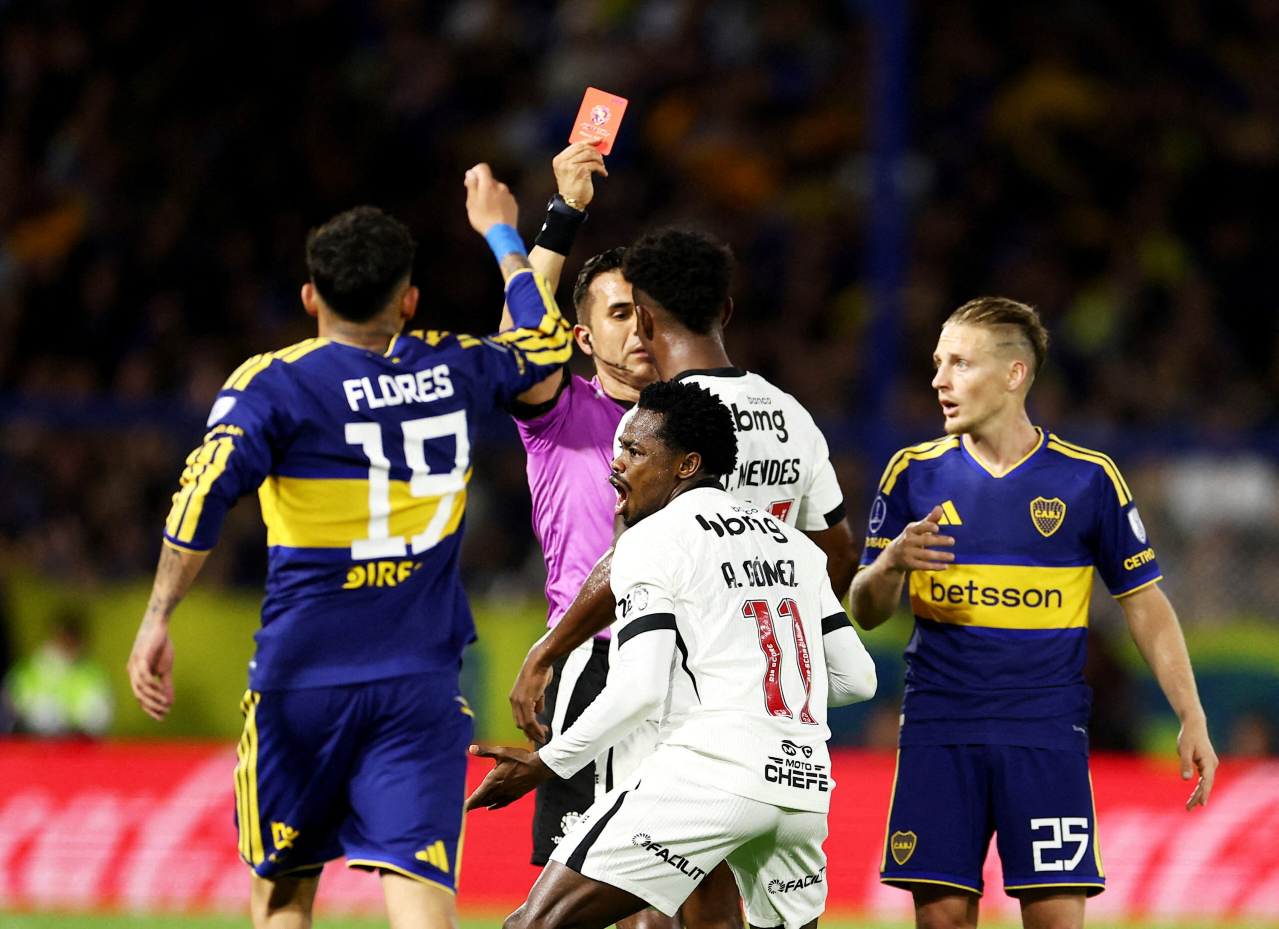 Por que Andrés Gómez, do Vasco, foi expulso no jogo contra o Boca? Entenda