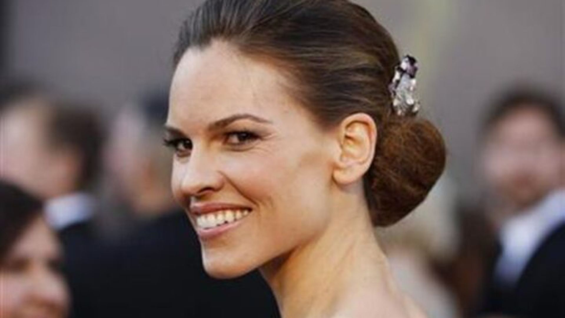 Atriz Hilary Swank anuncia gravidez do terceiro filho aos 52 anos