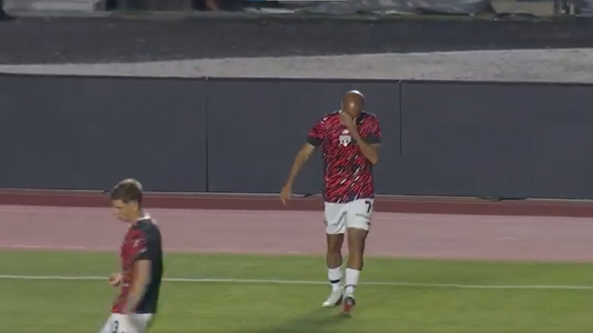 Após 160 dias, Lucas Moura se emociona no Morumbi; veja vídeo