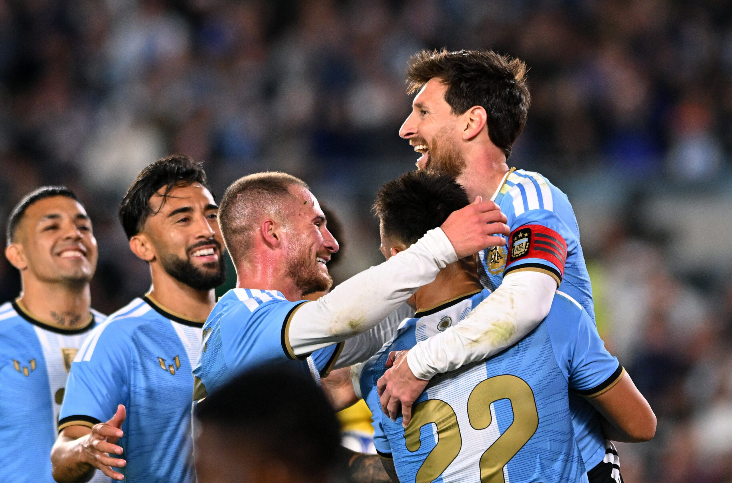 Messi se despede da Argentina com vitória, gol e chances perdidas