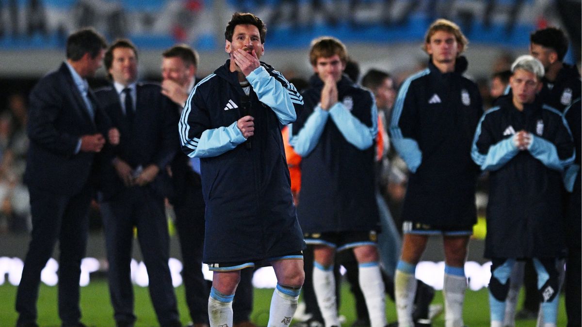 Messi ganha show de drones e admite dificuldade para se despedir