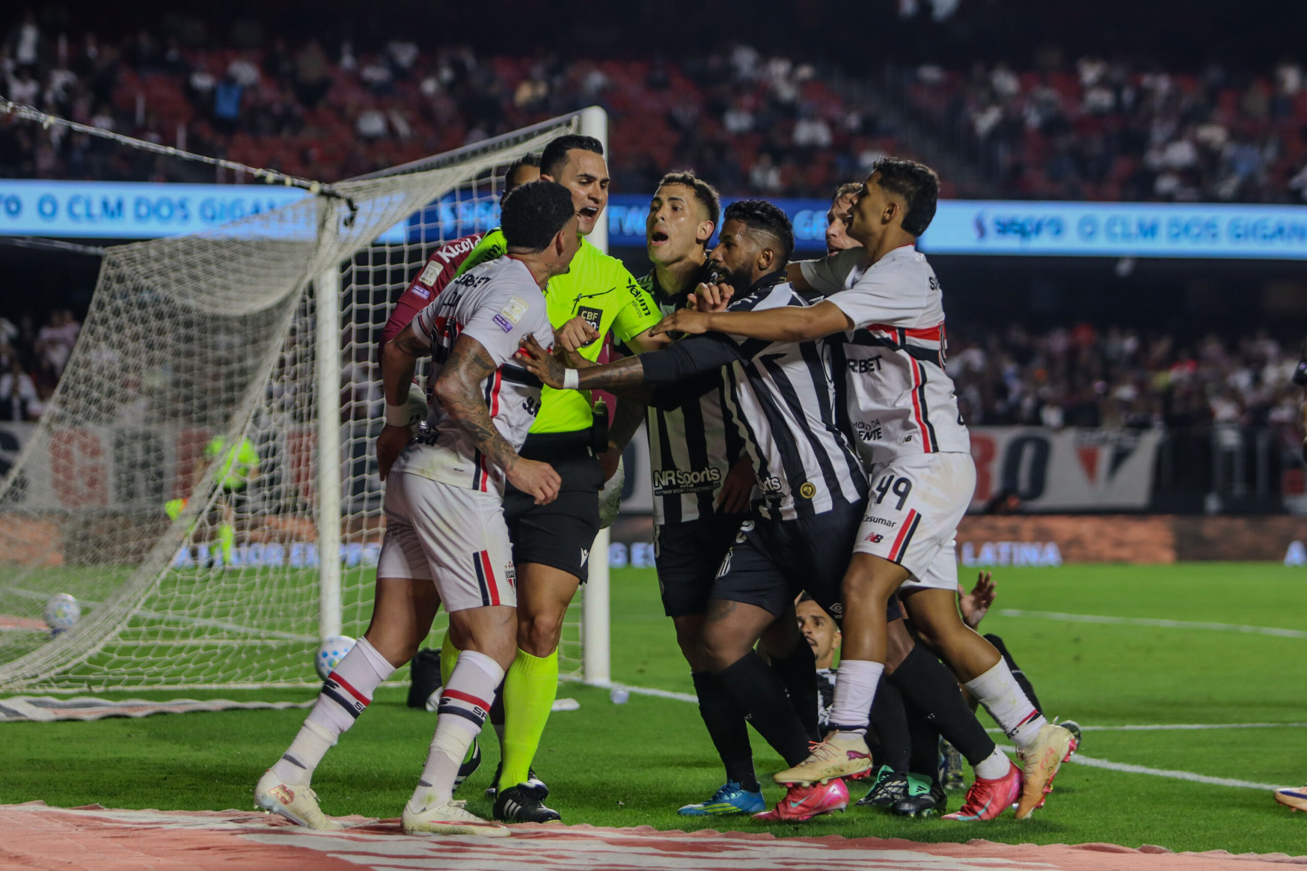 Gabigol faz dois, e Santos vence o São Paulo de virada no Brasileirão