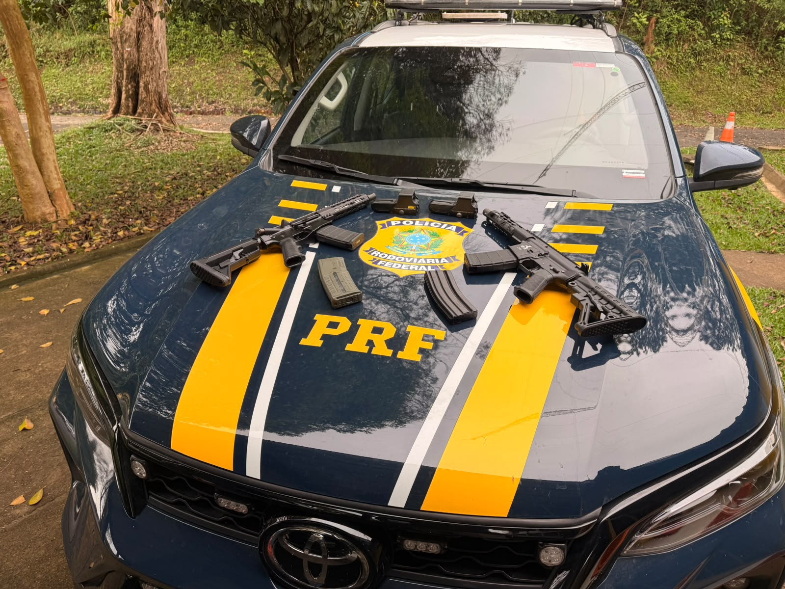PRF apreende dois fuzis escondidos em carro na BR-376, em Ponta Grossa