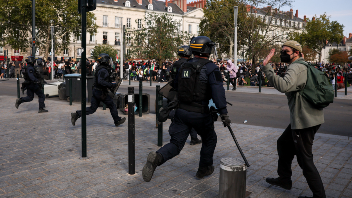 Protestos estudantis crescem na França e paralisam 1,8 mil escolas