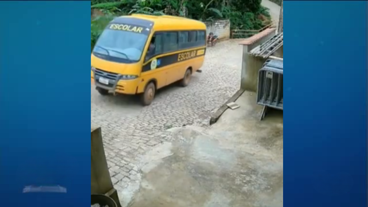 Ônibus escolar sem freio cai em ribanceira e atinge rio em Minas Gerais